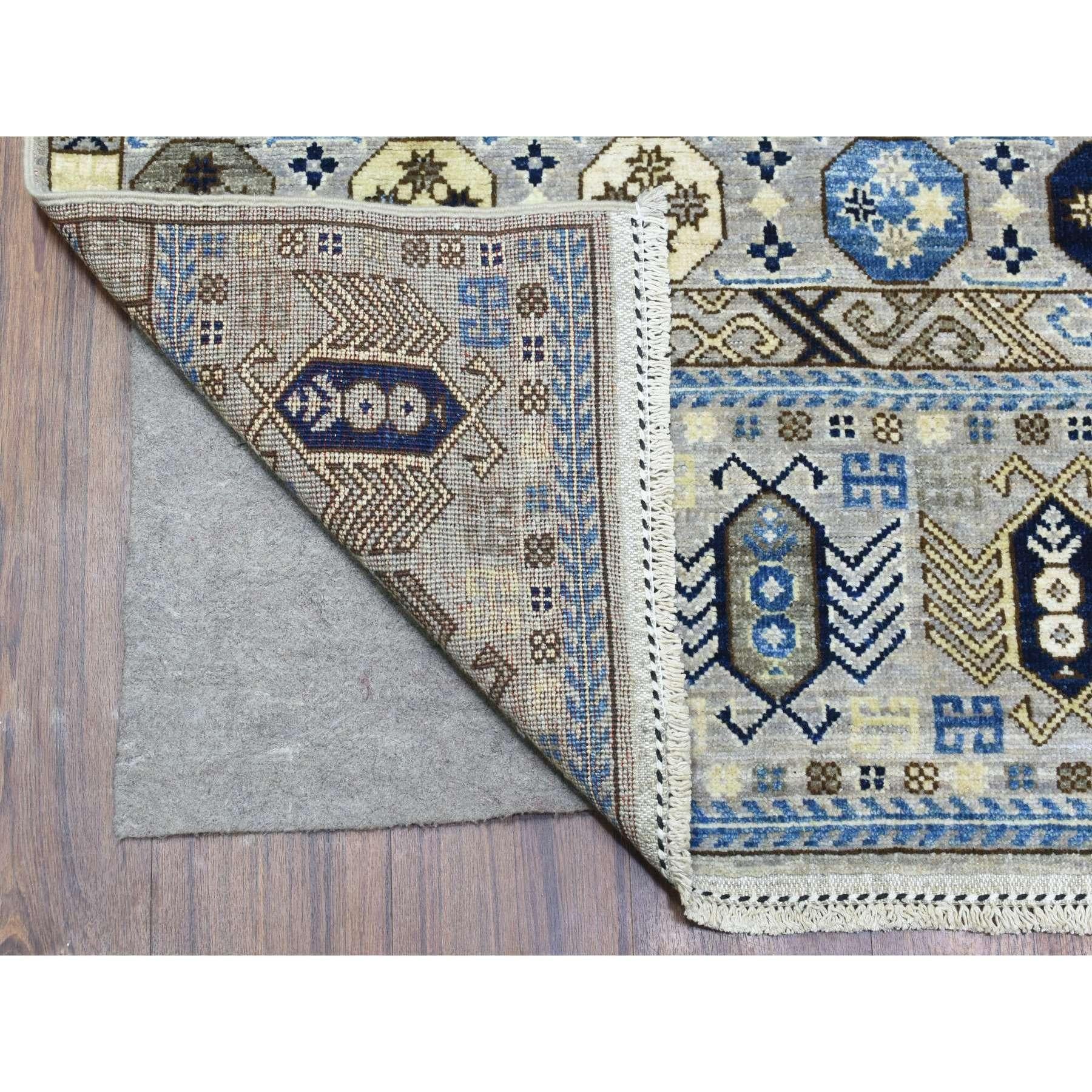 Si tratta di un autentico esemplare unico di Tappeto orientale grigio nuvola, in morbida lana annodata a mano, afgano Ersari con disegno Knots Rugs, morbido e lussureggiante pelo a tintura vegetale. È stato annodato per mesi e mesi con una tecnica