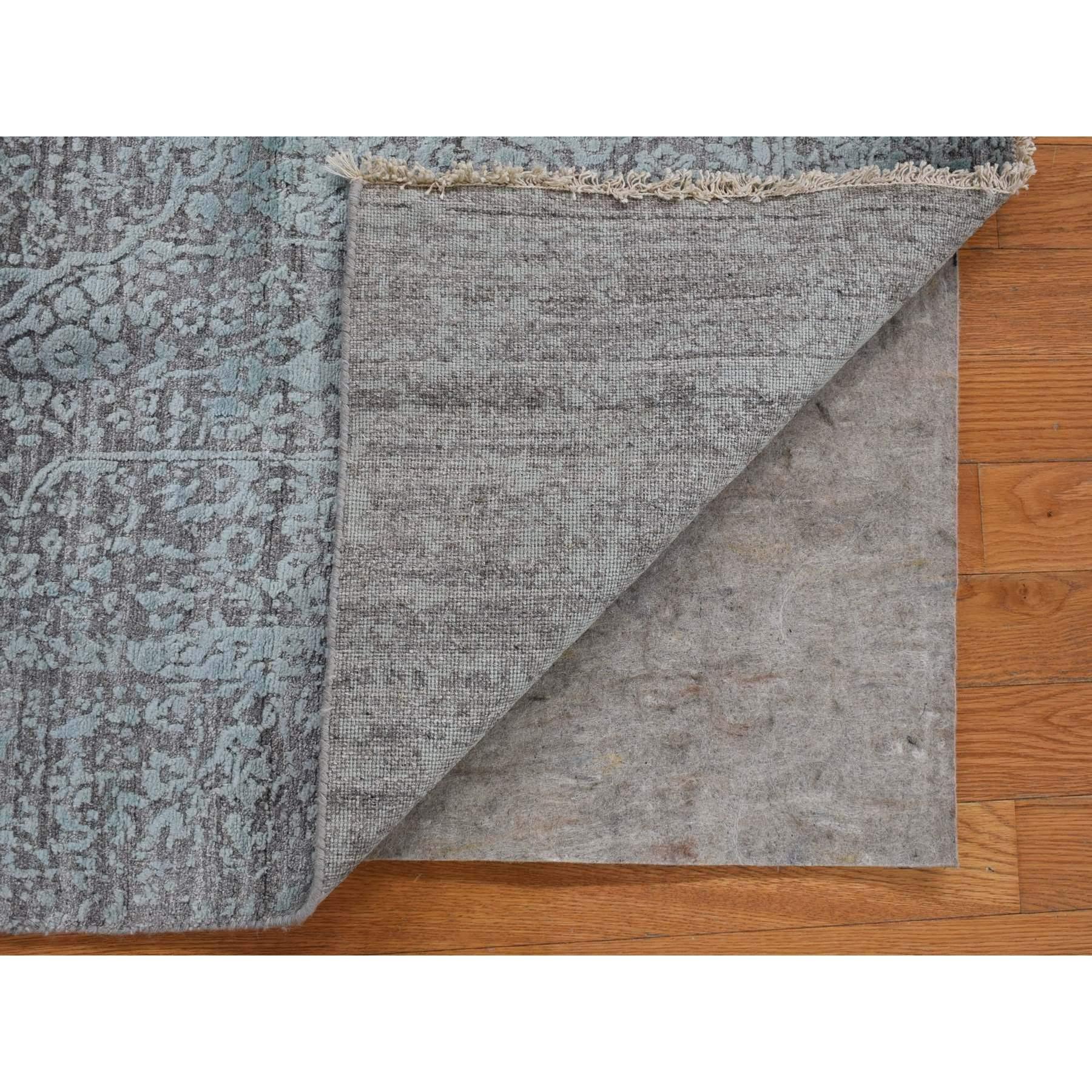 Dies ist eine wirklich echte one-of-a-kind Seafoam Grün, gebrochene persische Design, Wolle und Seide handgeknüpft, breite Läufer Orientteppich. Es wurde monatelang von erfahrenen Kunsthandwerkern in jahrhundertealten Webtechniken geknüpft.
Primäre