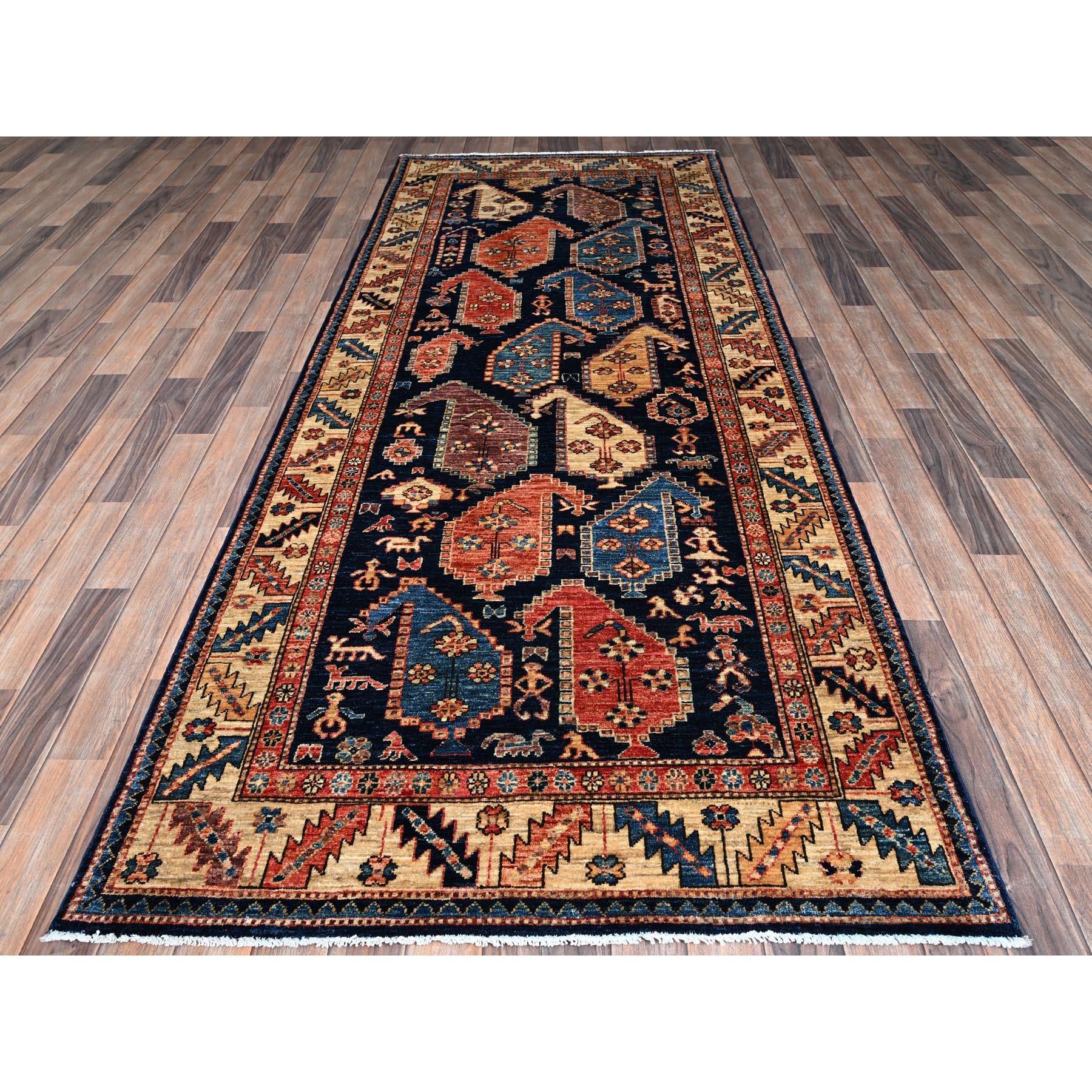 Blu notte, Persiano del nord-ovest con grande disegno Paisley, Collection'S, Tinture vegetali, Pile morbido, Lana di alta montagna, Annodato a mano, Tessuto fitto, Runner extra largo, Tappeto orientale
Materiali primari: Lana
Lattice: No Pile