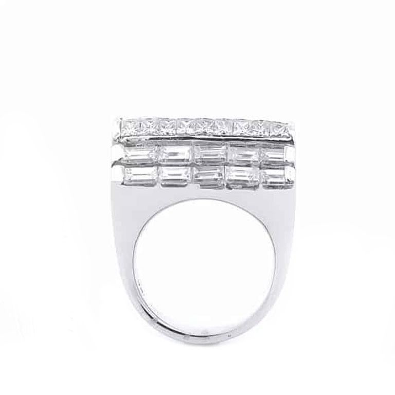 Erleben Sie außergewöhnliche Qualität zum richtigen Preis mit diesem atemberaubenden Designer-Damenring. Mit seinen beeindruckenden 5,70 Karat Gesamtgewicht an Diamanten ist dieser Ring ein echtes Statement. Er ist mit 3,73 Karat Baguette-Diamanten