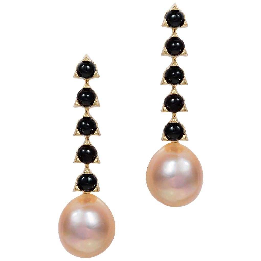 5- 4mm Stone Baroque Peach Violet Pearl Earrings Black Onyx 18 K Yellow Gold For Sale