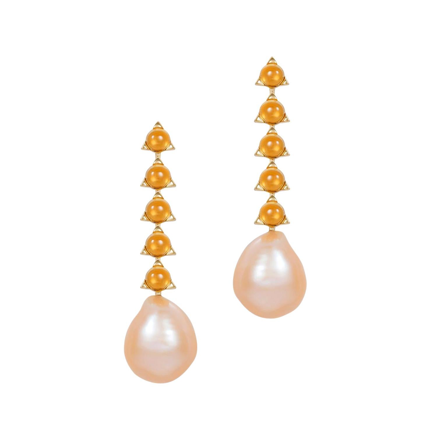 5- 4mm Stone Baroque Peach/Violet Pearl Earrings, Citrine, 18 Karat Yellow Gold For Sale