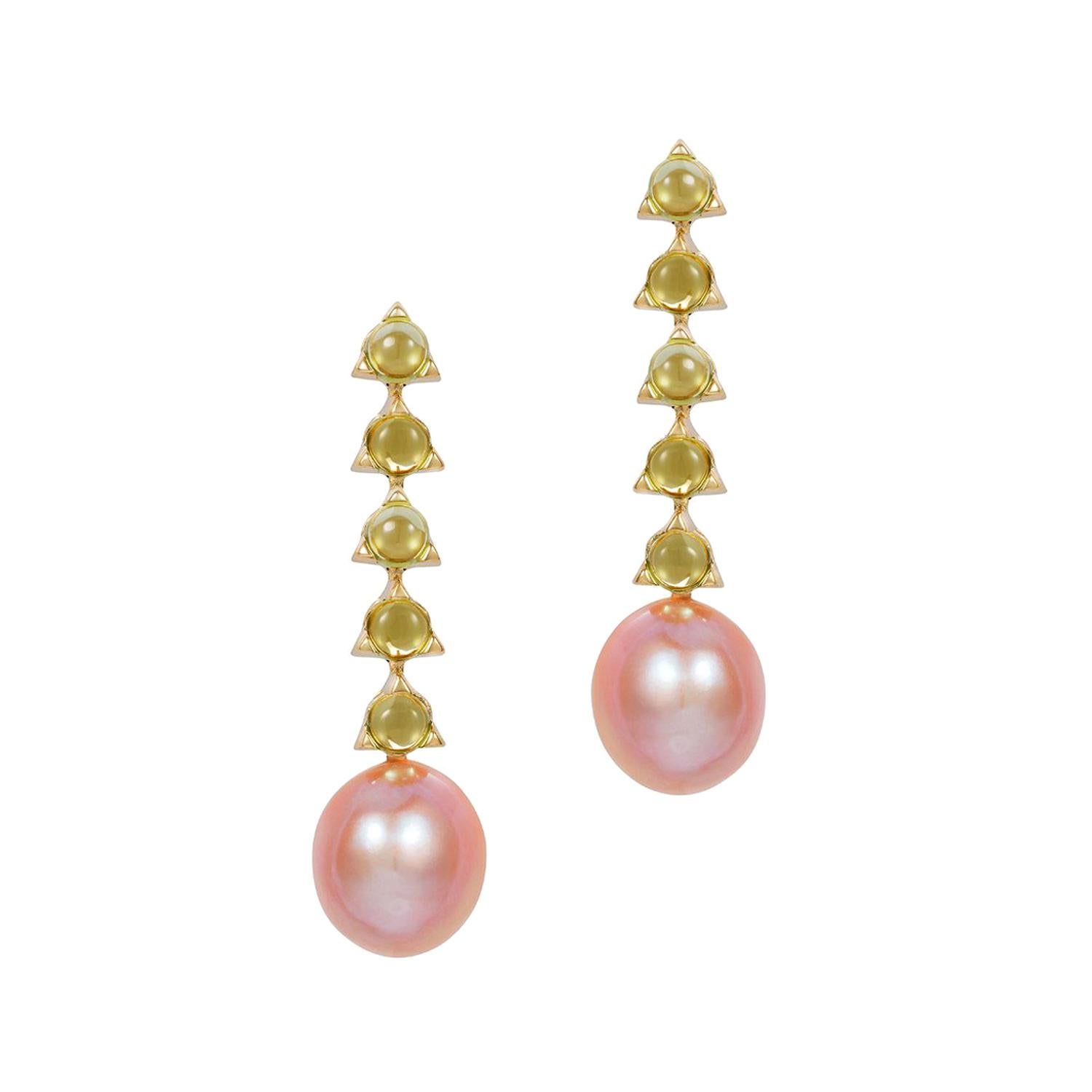 5- 4mm Stone Baroque Peach/Violet Pearl Earrings, Peridot, 18 Karat Yellow Gold For Sale