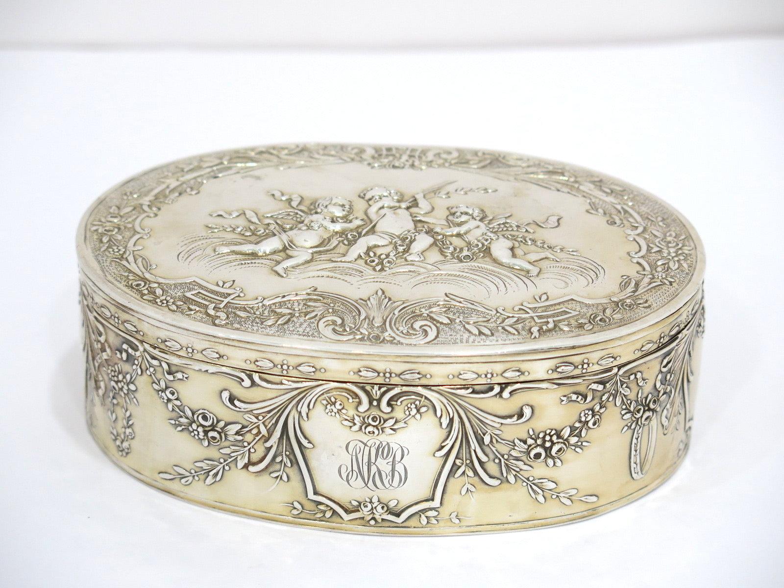 Sterling Silver Gilt Vintage German Three Cherubs Floral Garlands Box In Good Condition For Sale In Brooklyn, NY