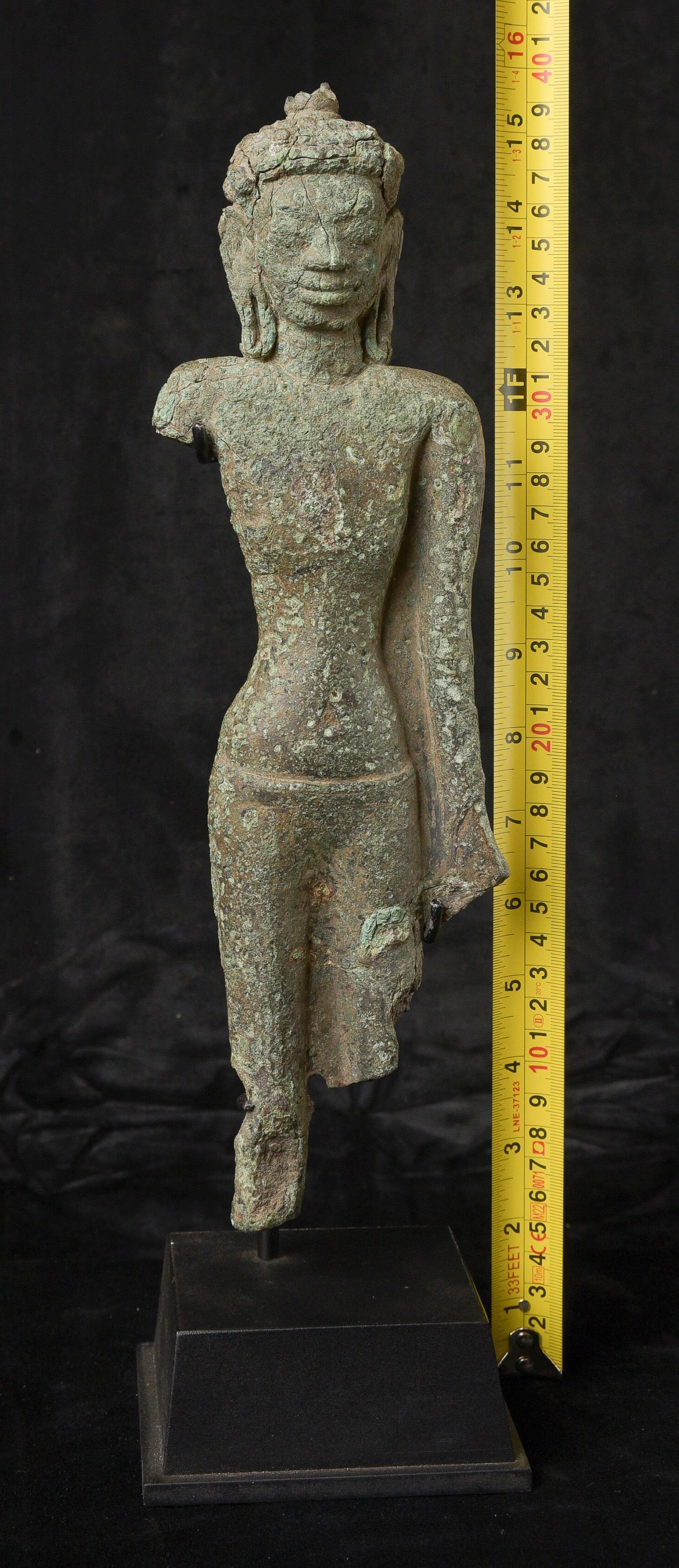 Sehr früher südostasiatischer Mon-Buddha - wahrscheinlich 6. Jahrhundert. Äußerst selten in dieser Größe zu finden (die vollständige Figur wäre über 18 Zoll groß gewesen, was für diese sehr frühe Zeit enorm war). Wunderbar ausdrucksstarkes Gesicht.