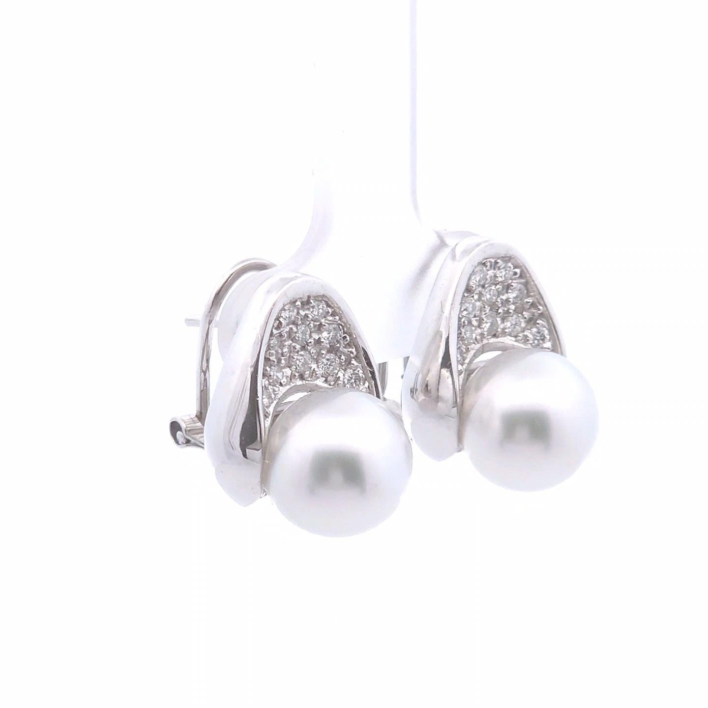 Eleva il tuo look con questi squisiti orecchini con diamanti e perle da 5/8 carati, realizzati in lussuoso oro bianco 18 carati. Ogni orecchino è caratterizzato da una luminosa perla coltivata di 10-11 mm, nota per la sua ricca lucentezza e
