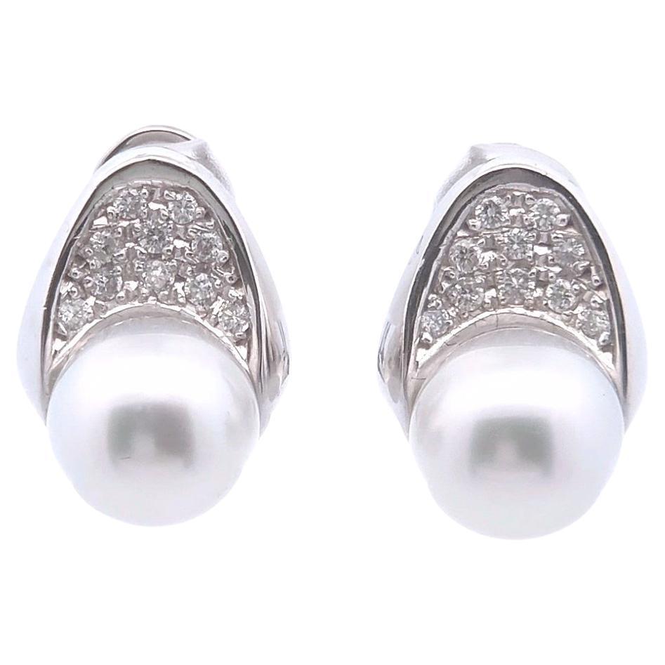 Orecchini con diamanti e perle da 5/8 di carato in WG 18k in vendita