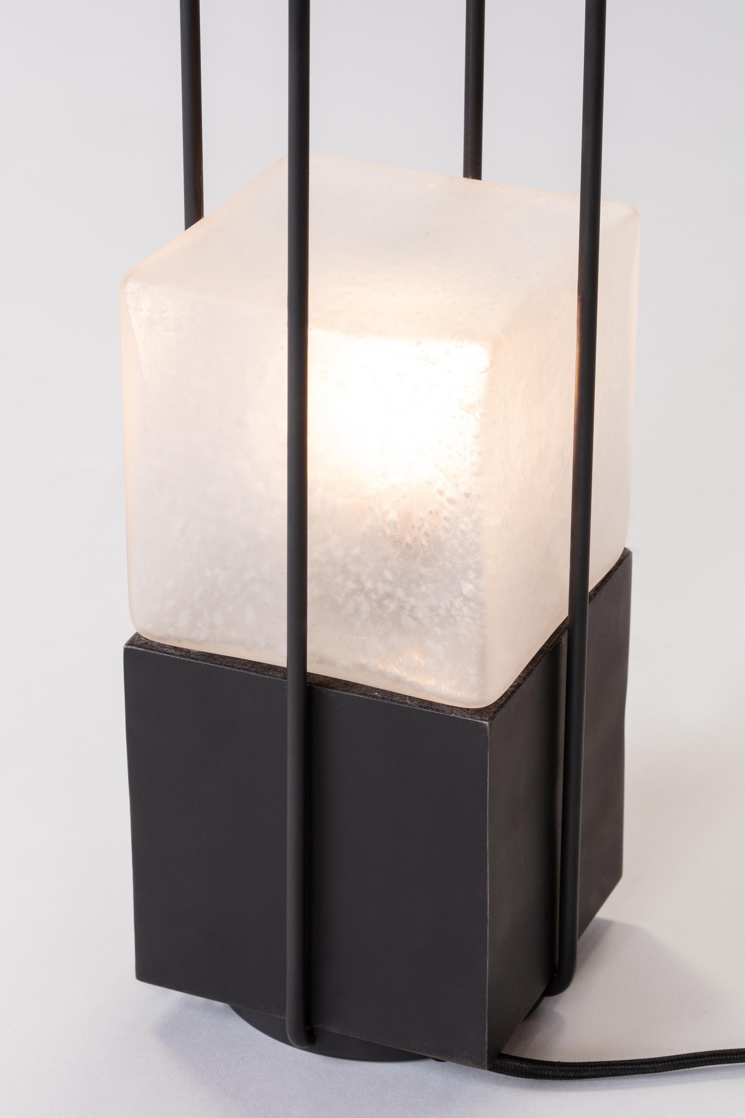 5'' Alice Stehlampe aus mundgeblasenem, sandgestrahltem Glas aus massivem Messing oder mattem Schwarz (amerikanisch) im Angebot