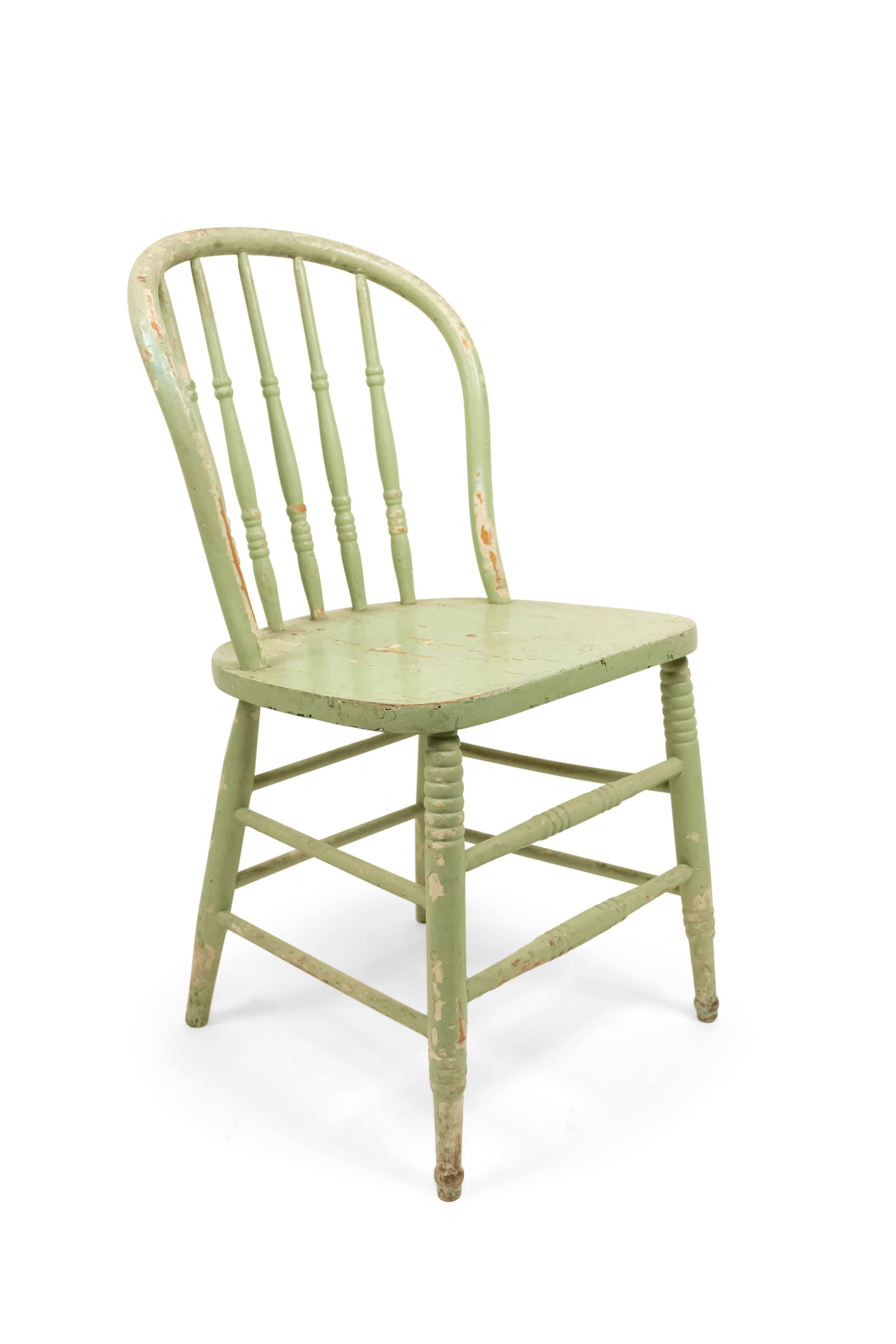 5 American Country Green Spindle Side Chairs In Good Condition For Sale In New York, NY