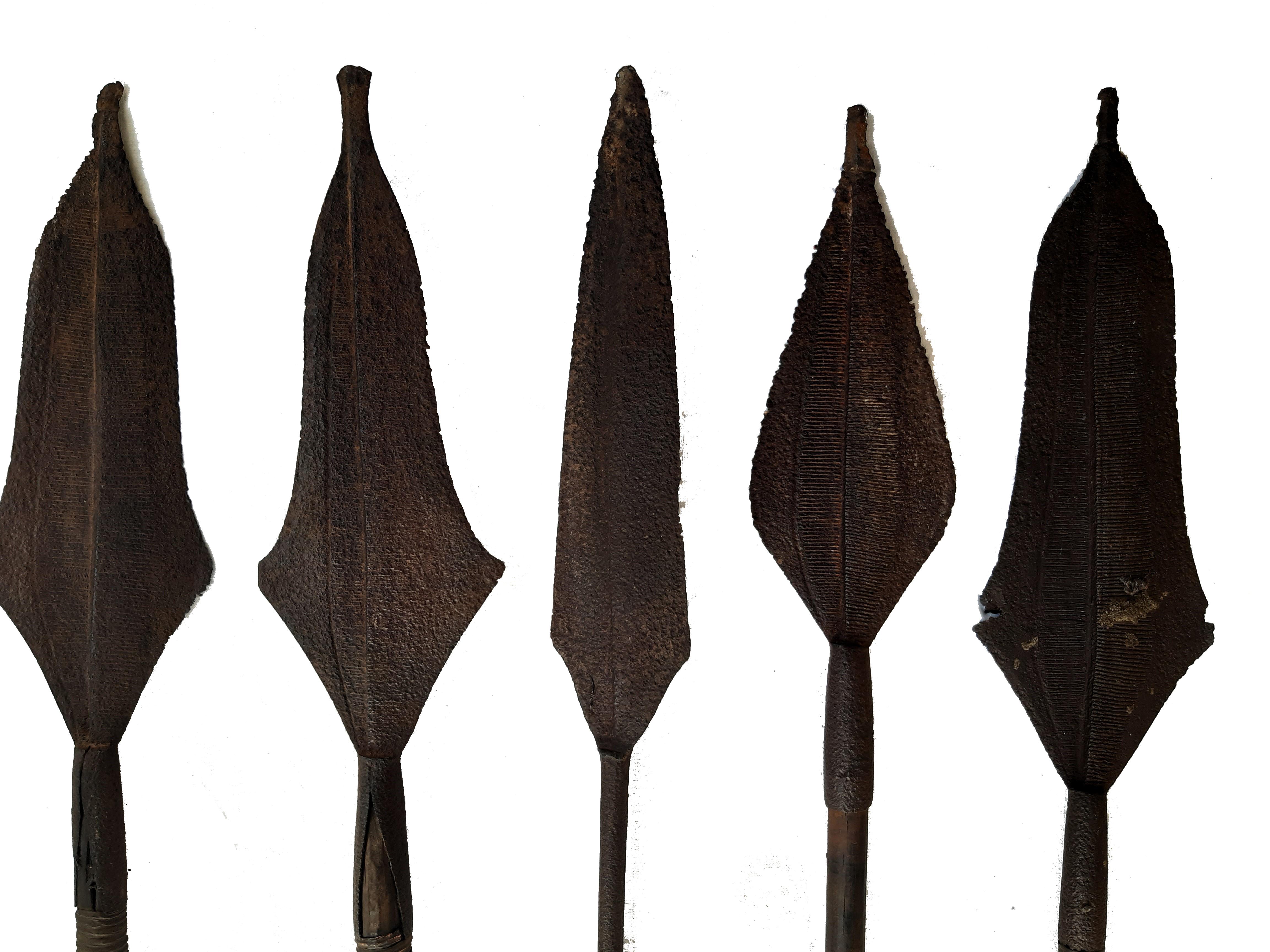 5 antike MBOLE Eisenspeere, wohl 19. Jhd., aus Afrika, Länge max. 160 cm