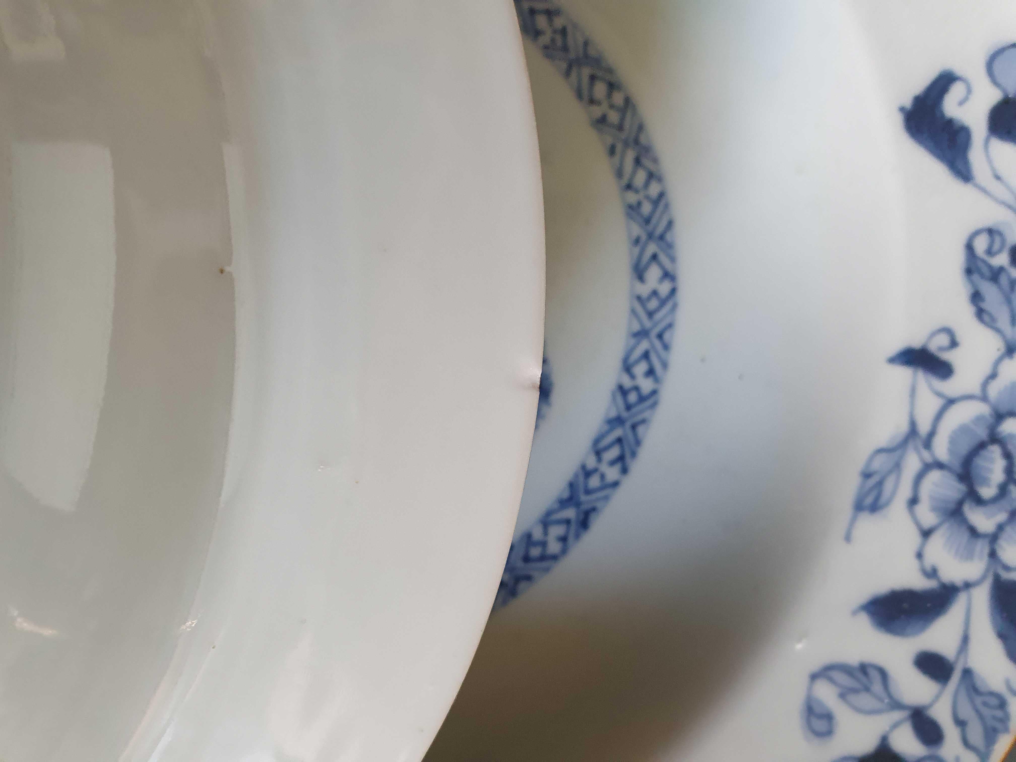 Qing Assiettes plates anciennes en porcelaine chinoise bleue et blanche de la période Kangxi du 18e siècle n° 5 en vente