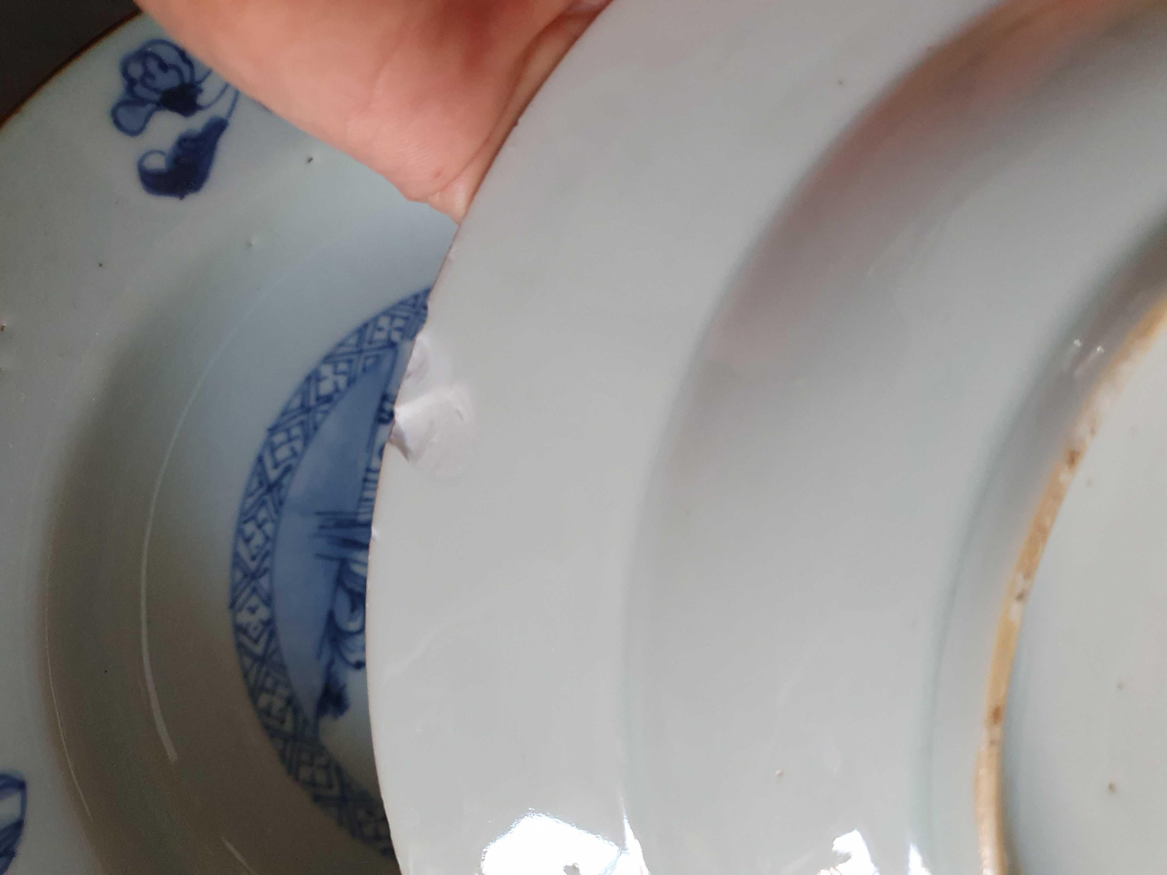 Chinois Assiettes plates anciennes en porcelaine chinoise bleue et blanche de la période Kangxi du 18e siècle n° 5 en vente