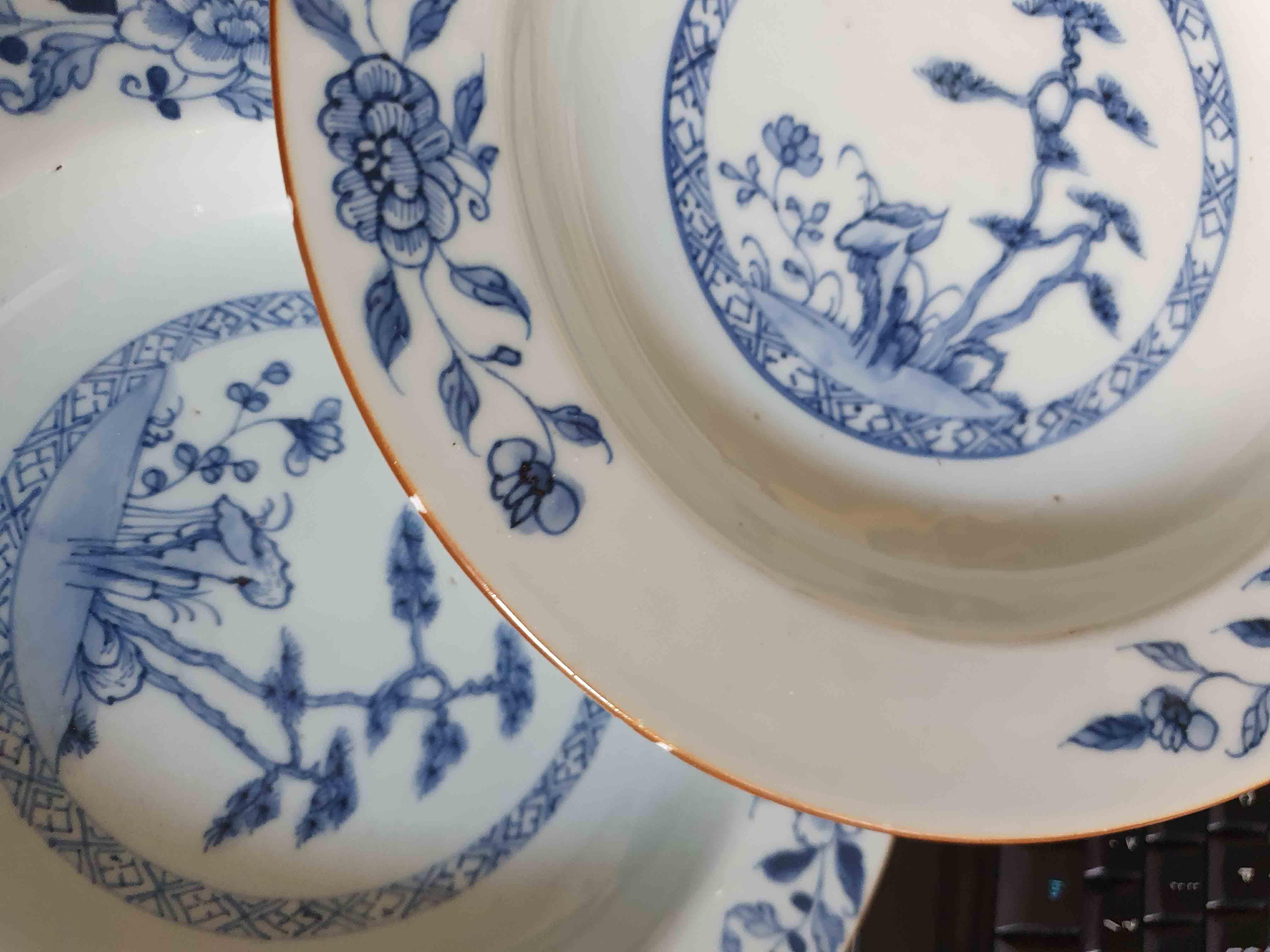 Porcelaine Assiettes plates anciennes en porcelaine chinoise bleue et blanche de la période Kangxi du 18e siècle n° 5 en vente