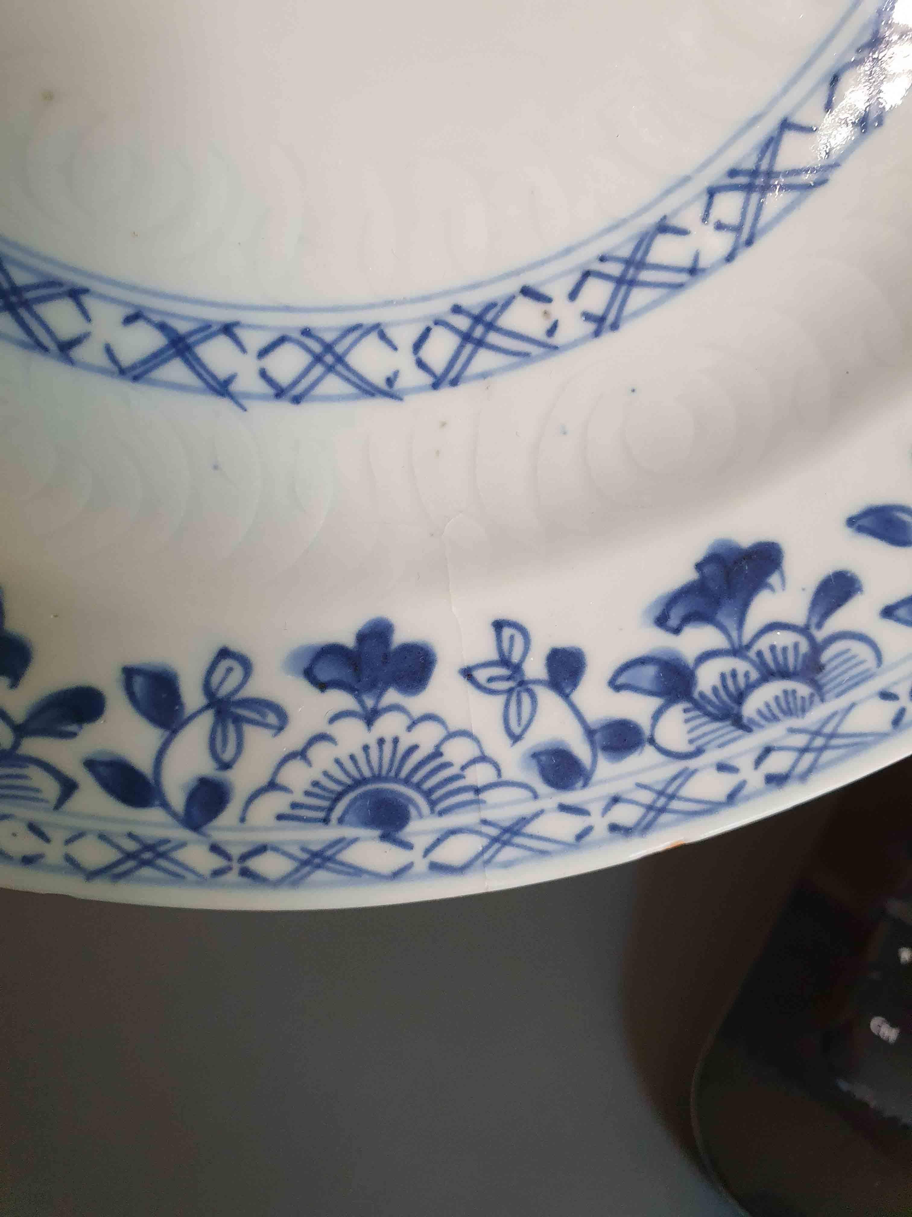 Antikes chinesisches Porzellan #5 aus der Yongzheng Qianlong-Periode des 18. Jahrhunderts, blau-weißes Abendessen im Zustand „Relativ gut“ im Angebot in Amsterdam, Noord Holland