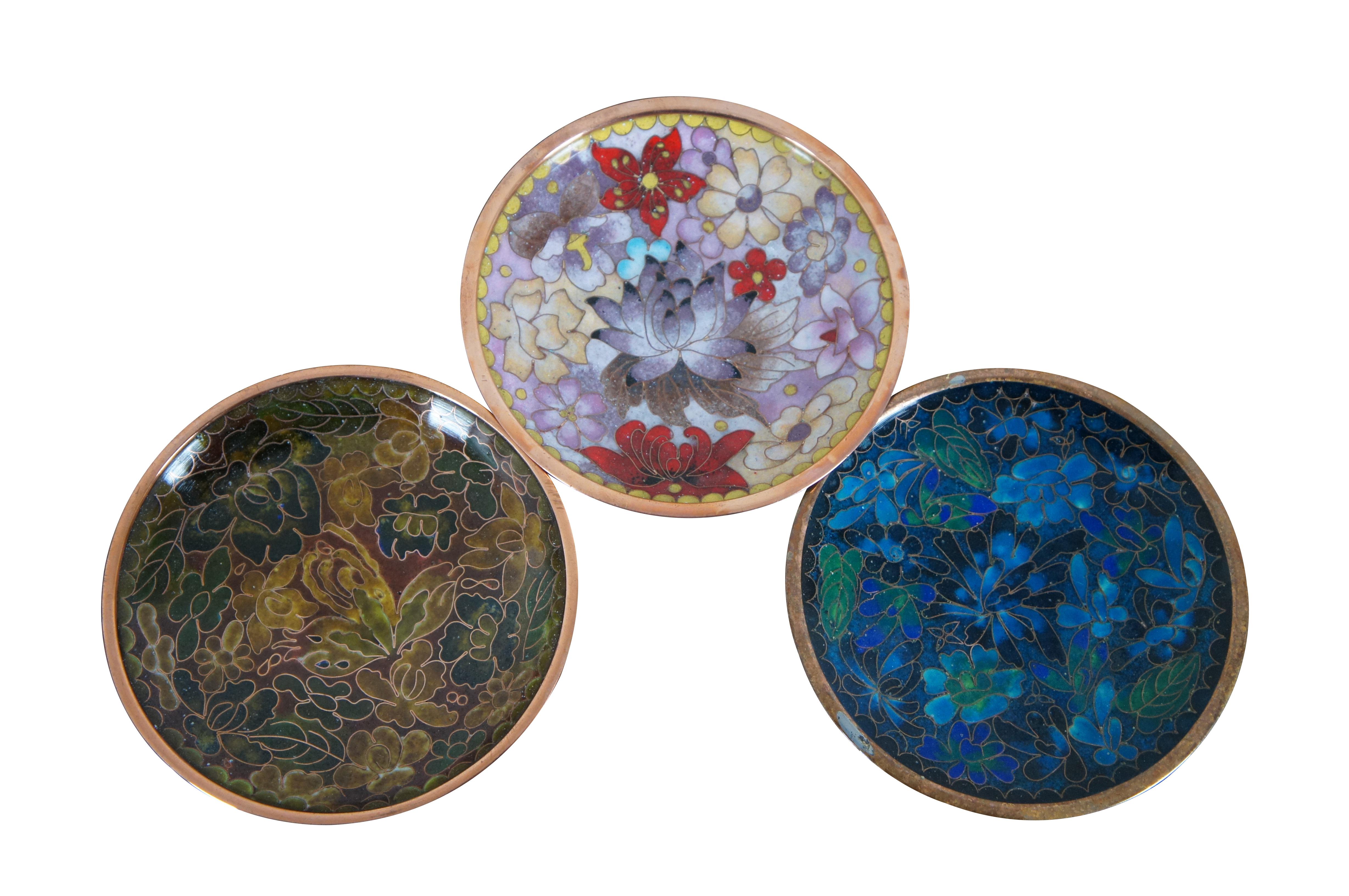 Set of 5 early 20th century Chinese cloisonne enamel trinket dishes / plates in a variety of colorful floral patterns and sizes.

Dimensions:
Large - 4