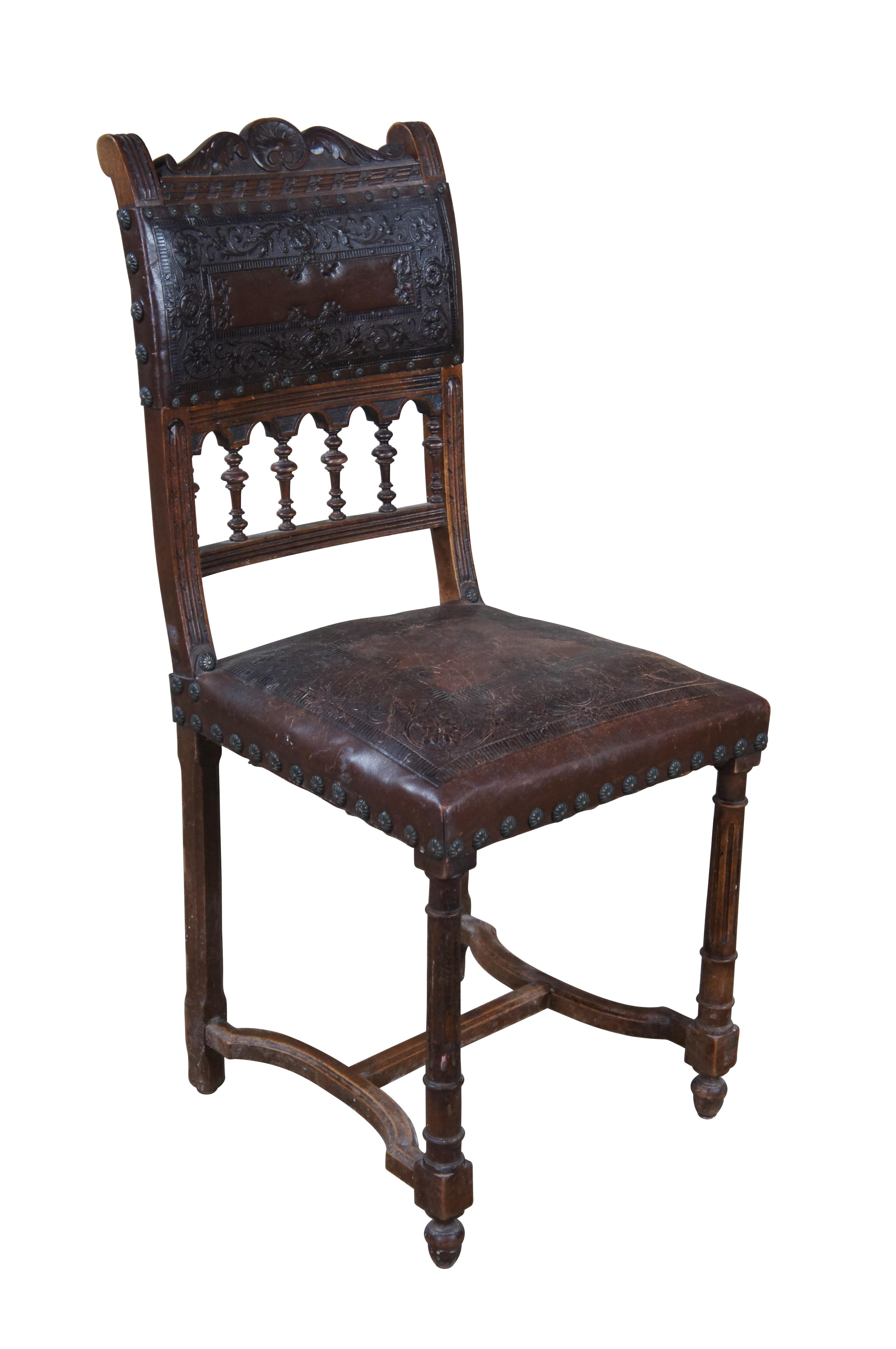 Gothique 5 chaises de salle à manger gothiques françaises anciennes de style Henry II en cuir embossé et chêne en vente