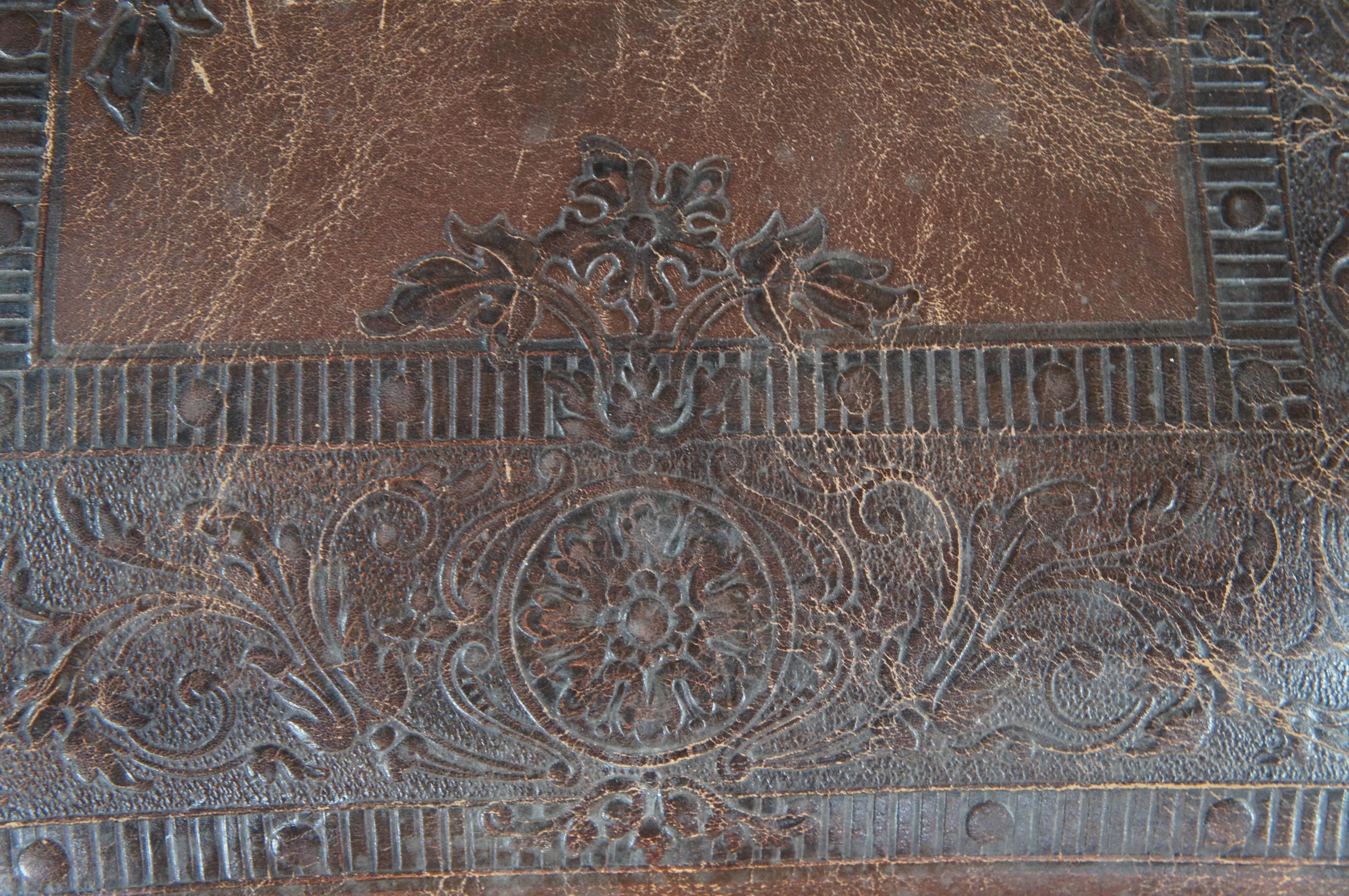 Cuir 5 chaises de salle à manger gothiques françaises anciennes de style Henry II en cuir embossé et chêne en vente