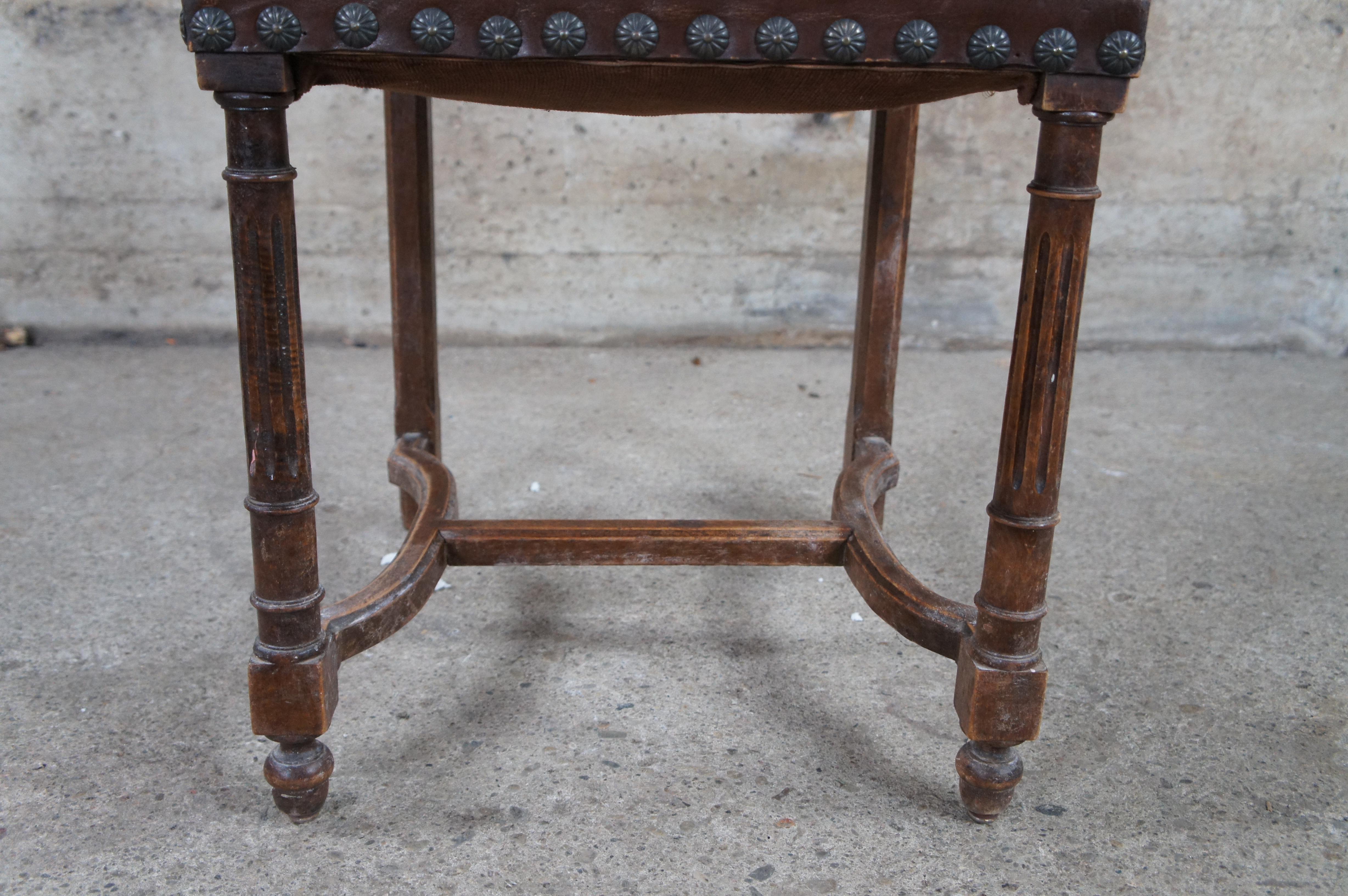 5 chaises de salle à manger gothiques françaises anciennes de style Henry II en cuir embossé et chêne en vente 1