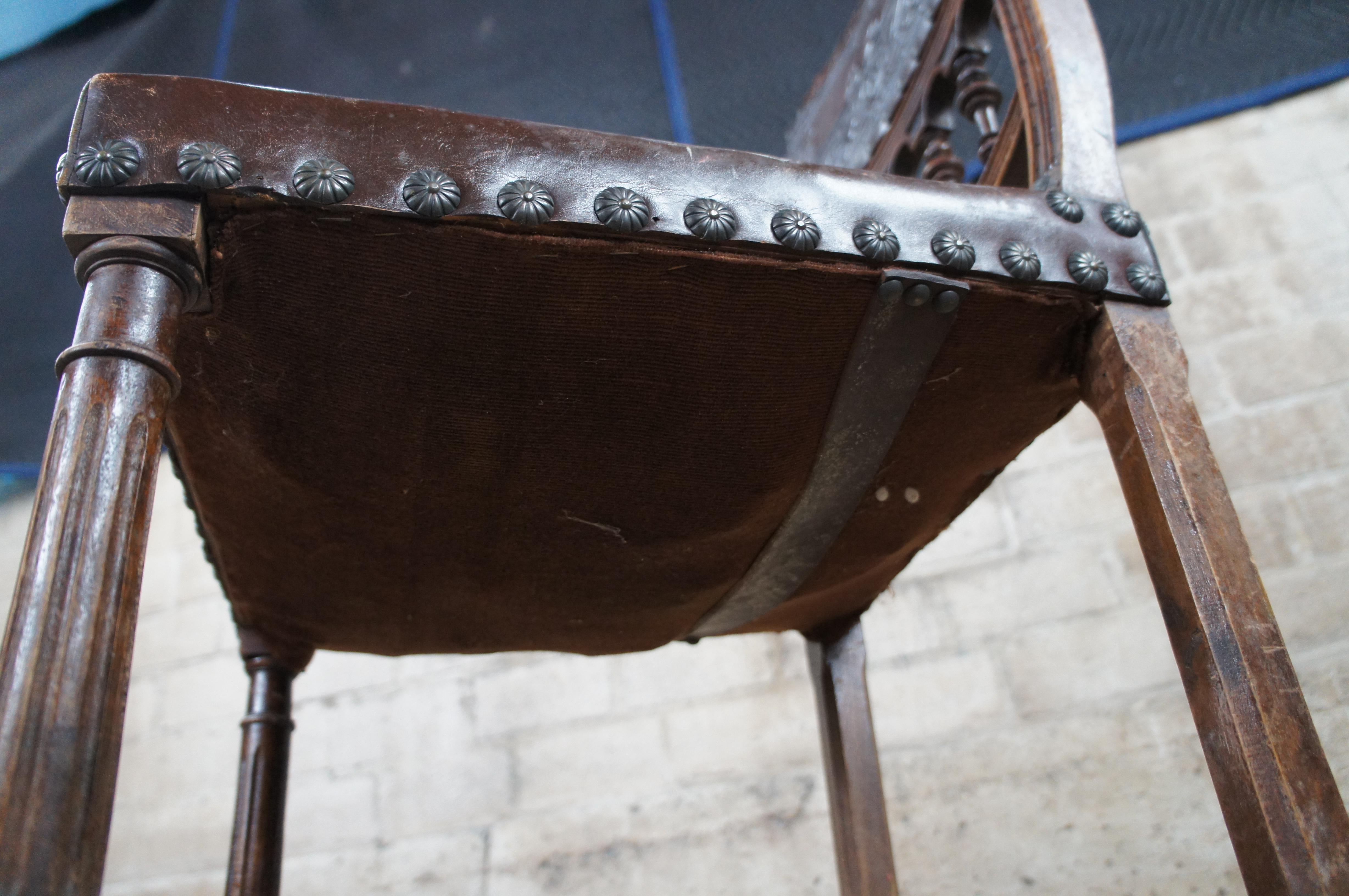 5 chaises de salle à manger gothiques françaises anciennes de style Henry II en cuir embossé et chêne en vente 3