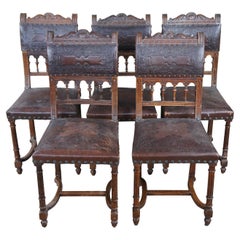 5 chaises de salle à manger gothiques françaises anciennes de style Henry II en cuir embossé et chêne