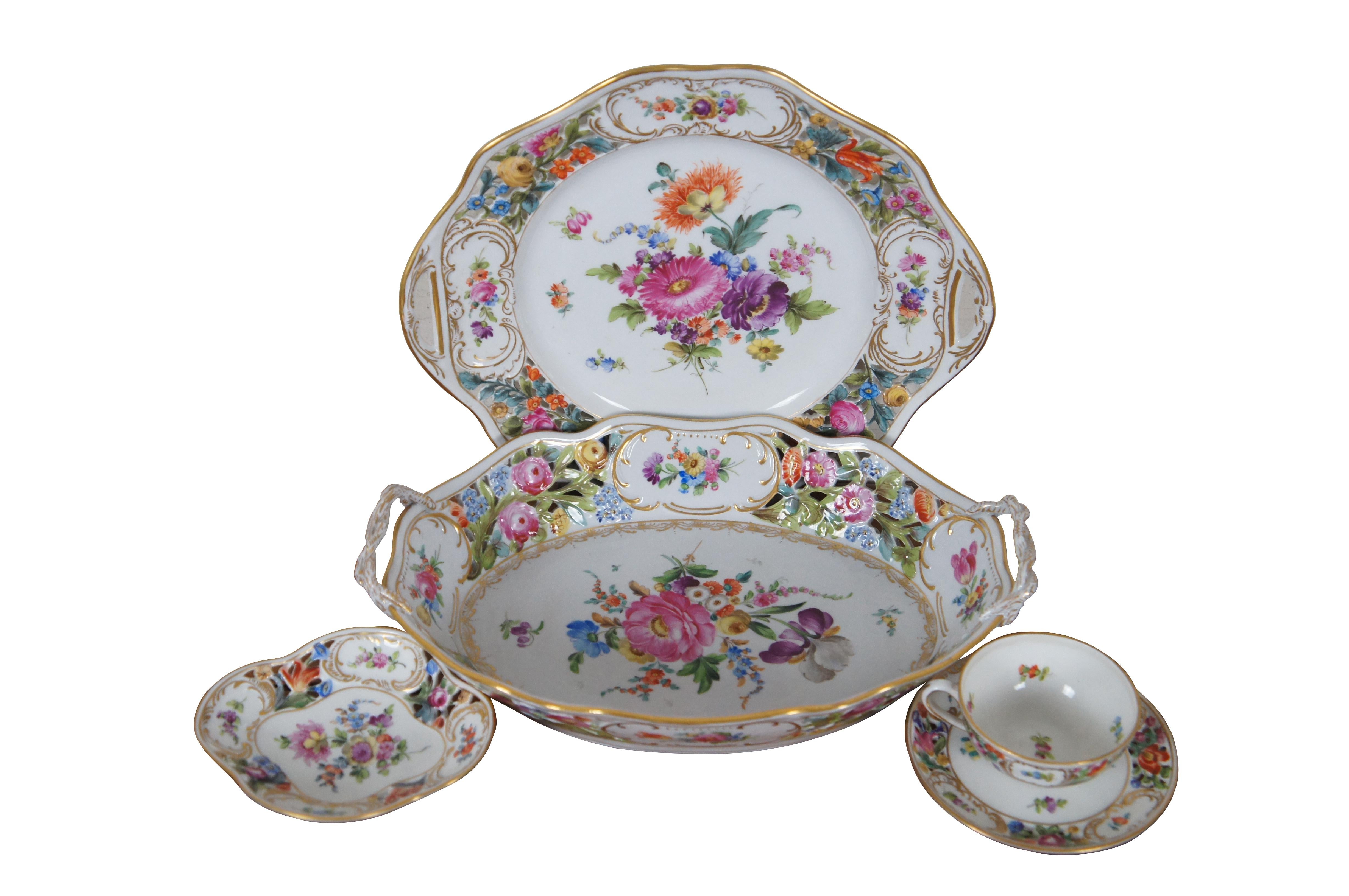 Service ancien en porcelaine florale allemande de Dresde Carl Thieme.  Le lot comprend un plat de service ovale réticulé et percé, un plat / assiette à anses, un petit plat ovale et une tasse à thé avec soucoupe.

