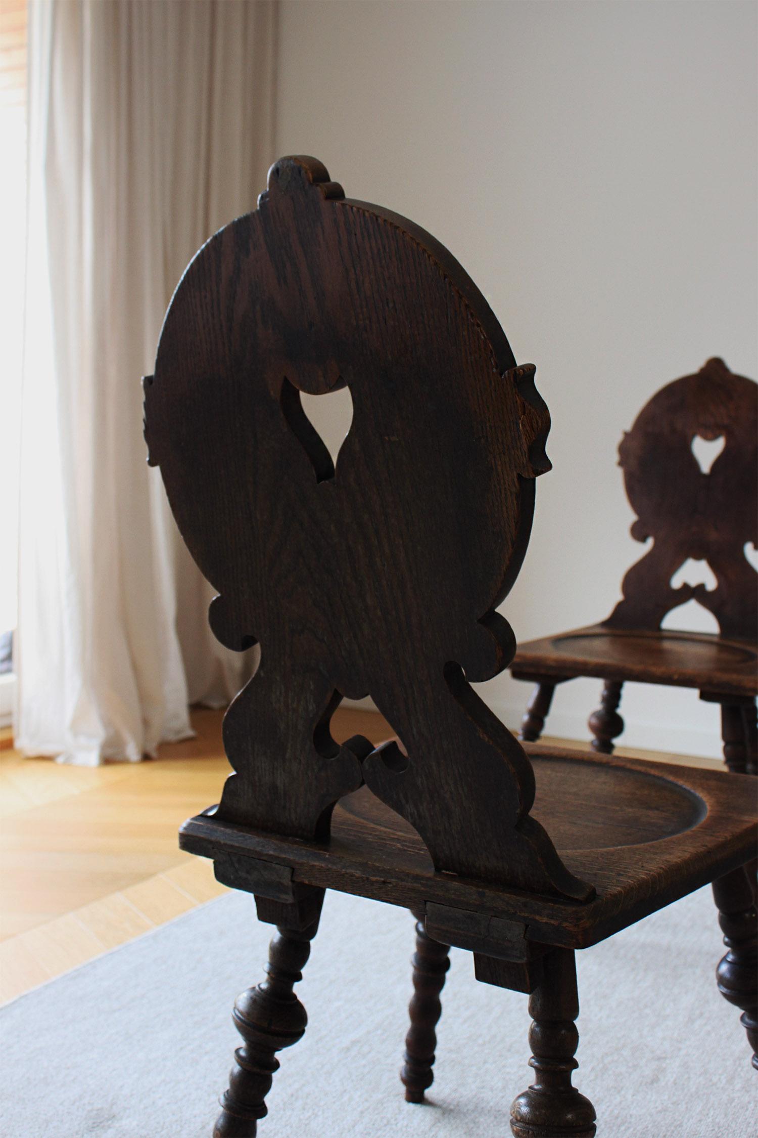 5 chaises de fermes primitives allemandes anciennes en bois Stabelle sculptée avec dossier et pieds en vente 2