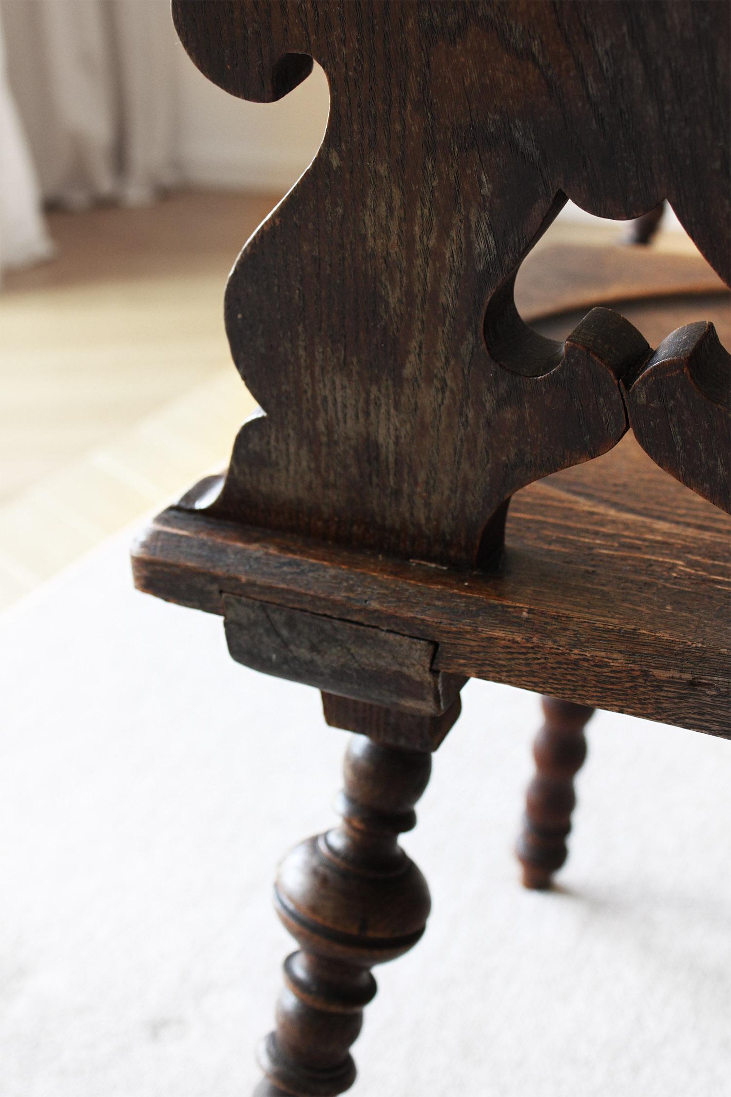 5 chaises de fermes primitives allemandes anciennes en bois Stabelle sculptée avec dossier et pieds en vente 3