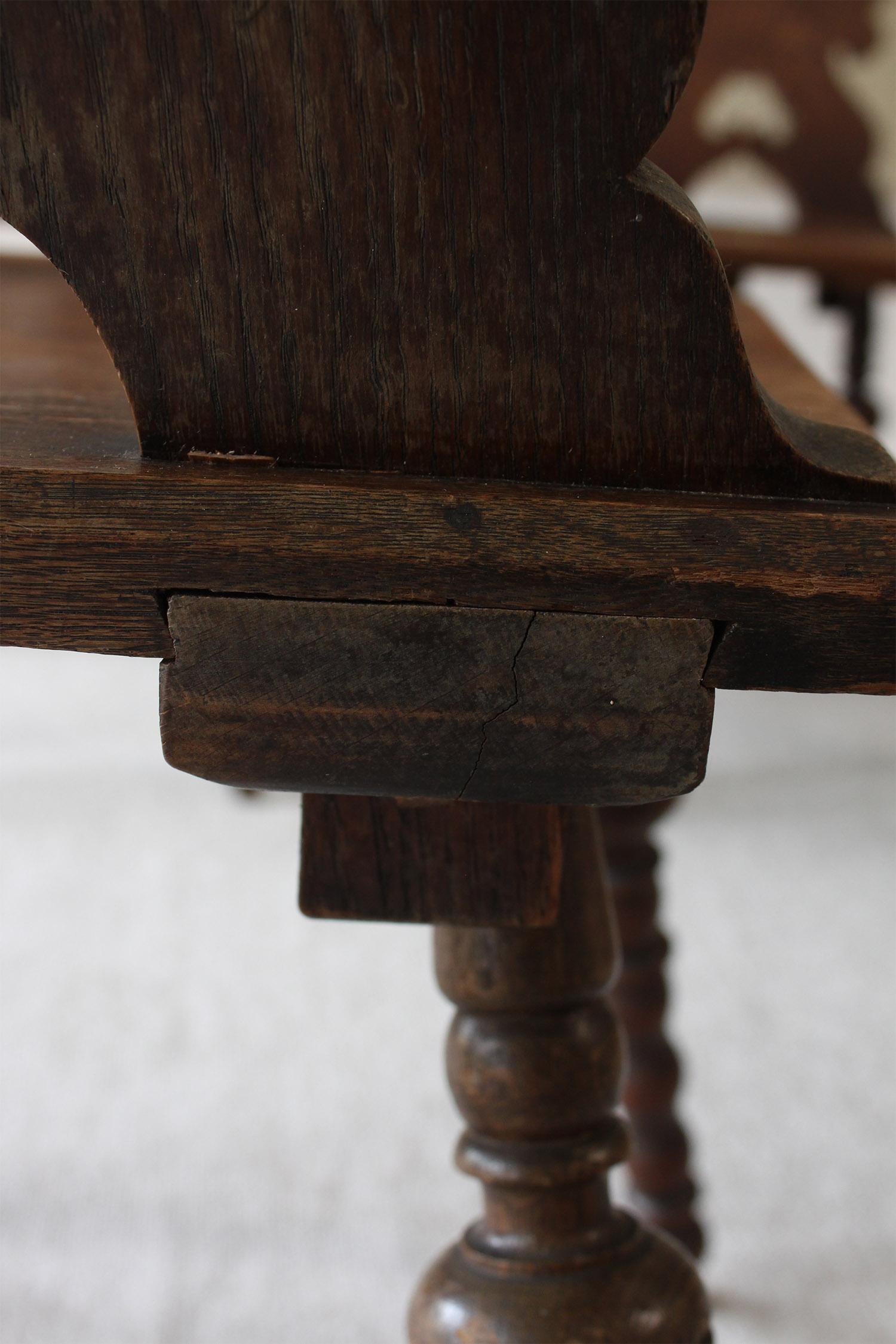 5 chaises de fermes primitives allemandes anciennes en bois Stabelle sculptée avec dossier et pieds en vente 4