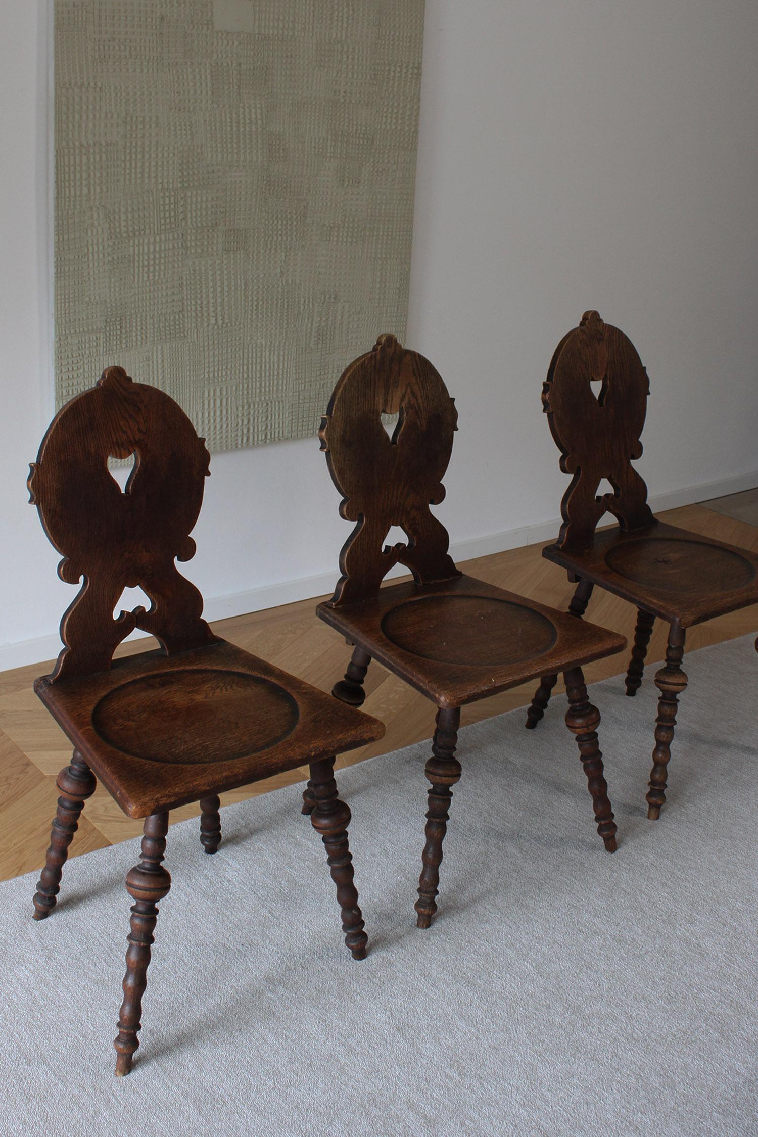 5 chaises de fermes primitives allemandes anciennes en bois Stabelle sculptée avec dossier et pieds en vente 11