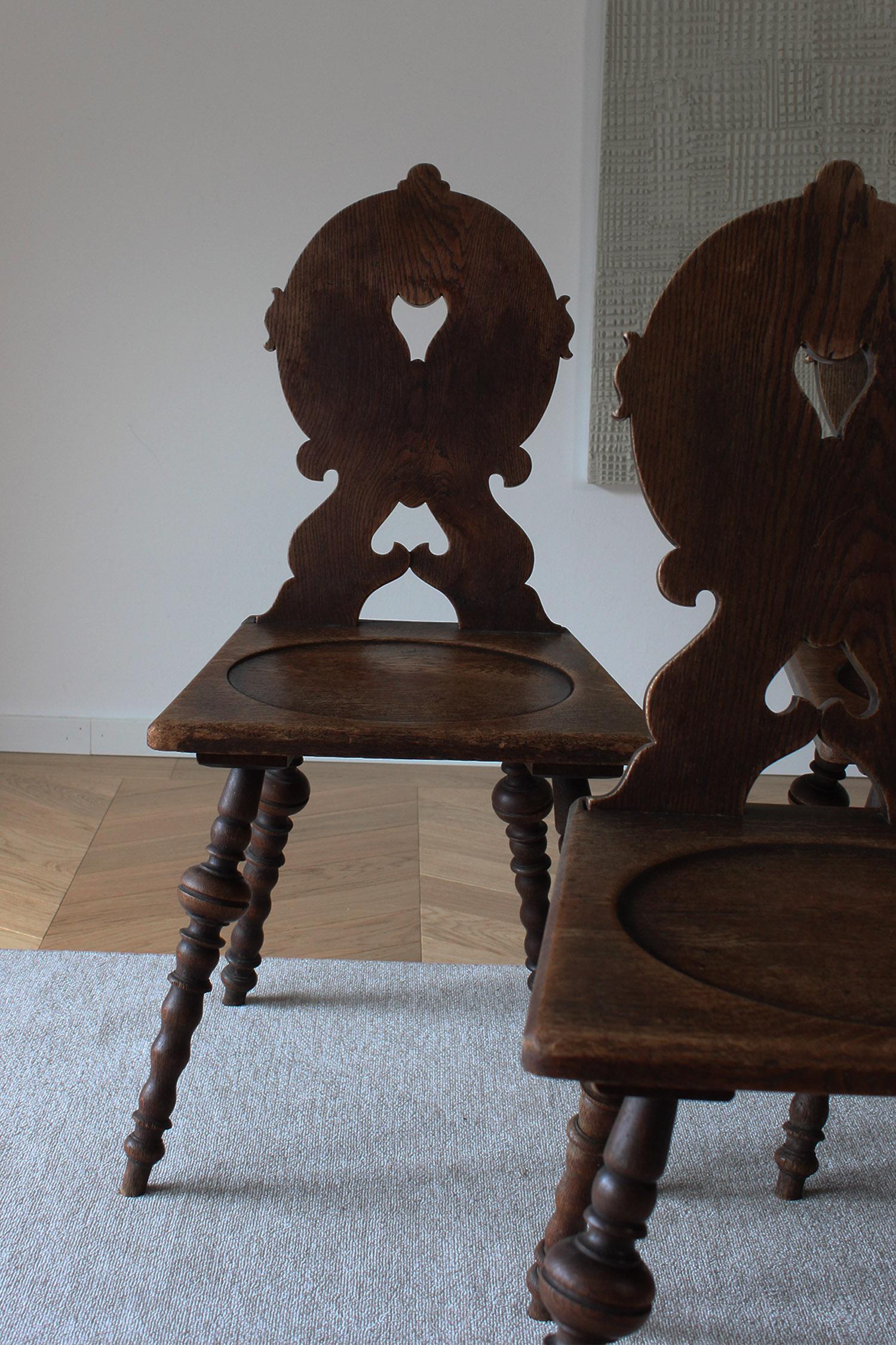 5 chaises de fermes primitives allemandes anciennes en bois Stabelle sculptée avec dossier et pieds en vente 12