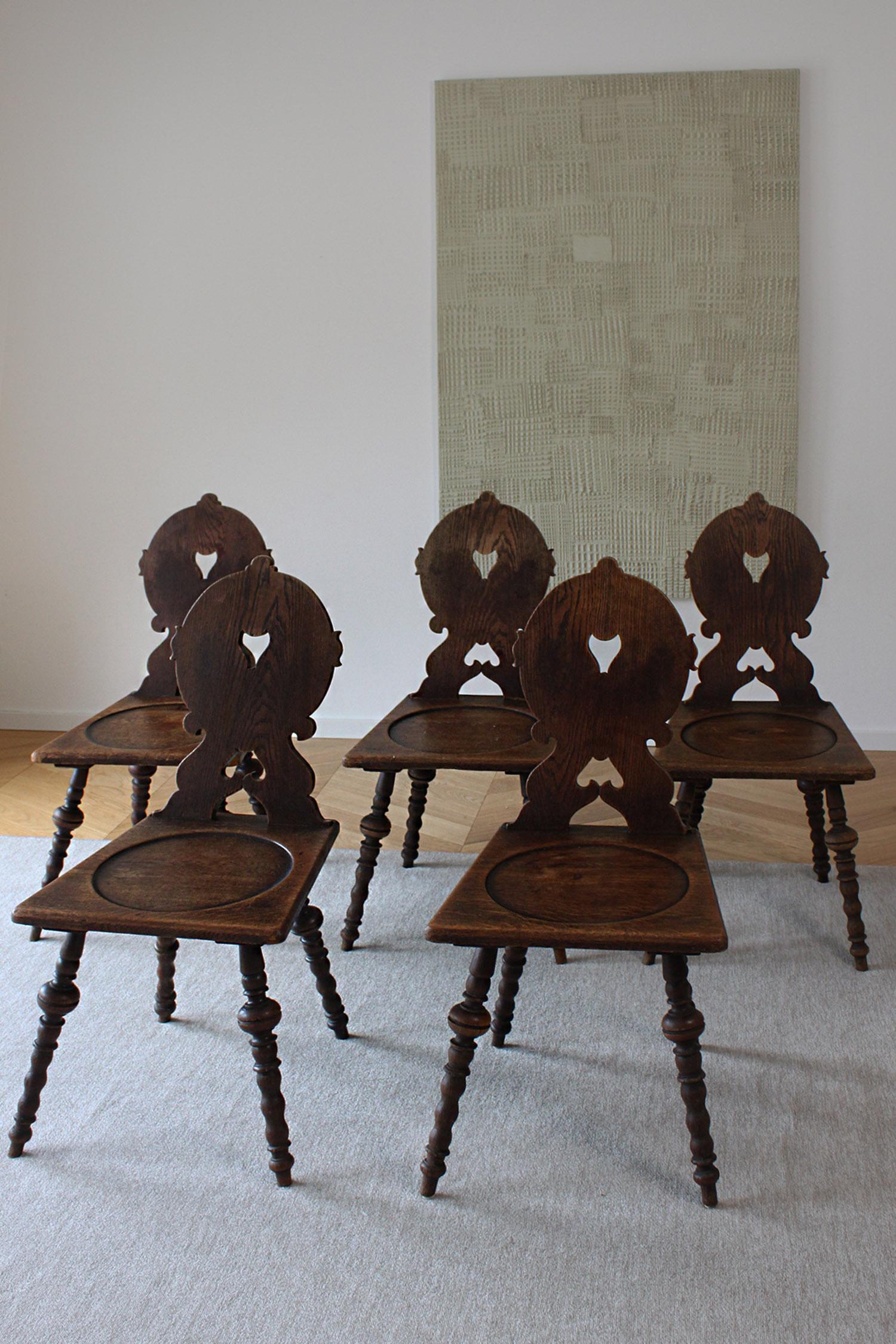 Primitif 5 chaises de fermes primitives allemandes anciennes en bois Stabelle sculptée avec dossier et pieds en vente