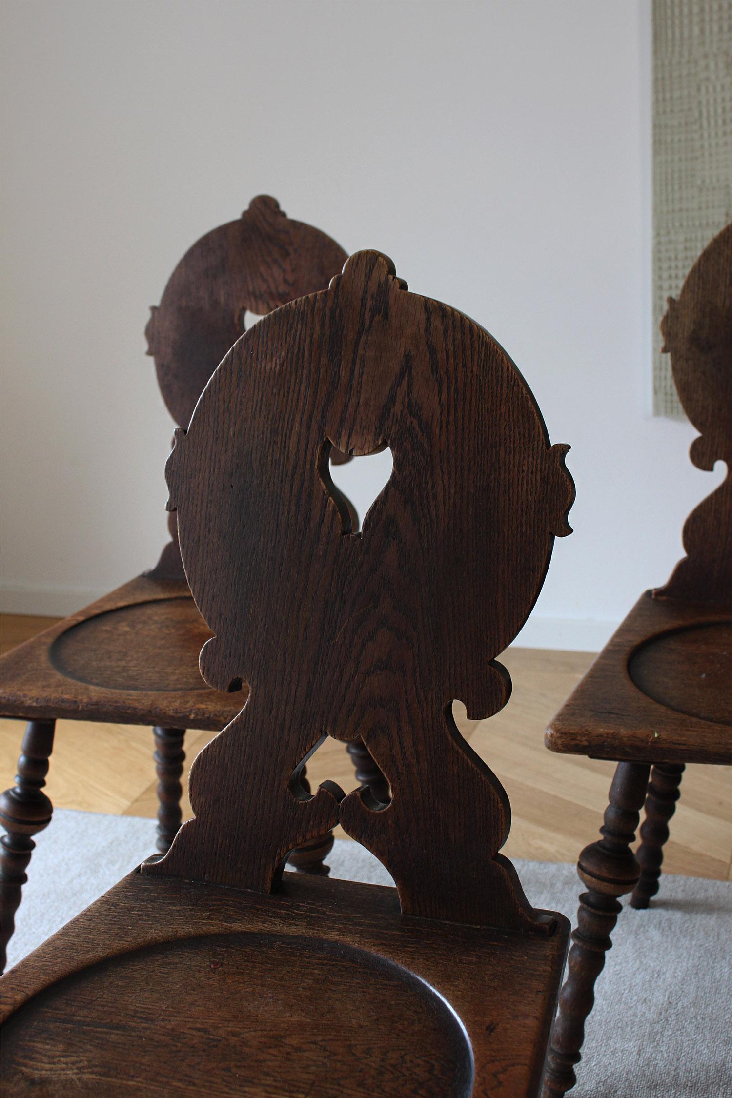 Bois 5 chaises de fermes primitives allemandes anciennes en bois Stabelle sculptée avec dossier et pieds en vente