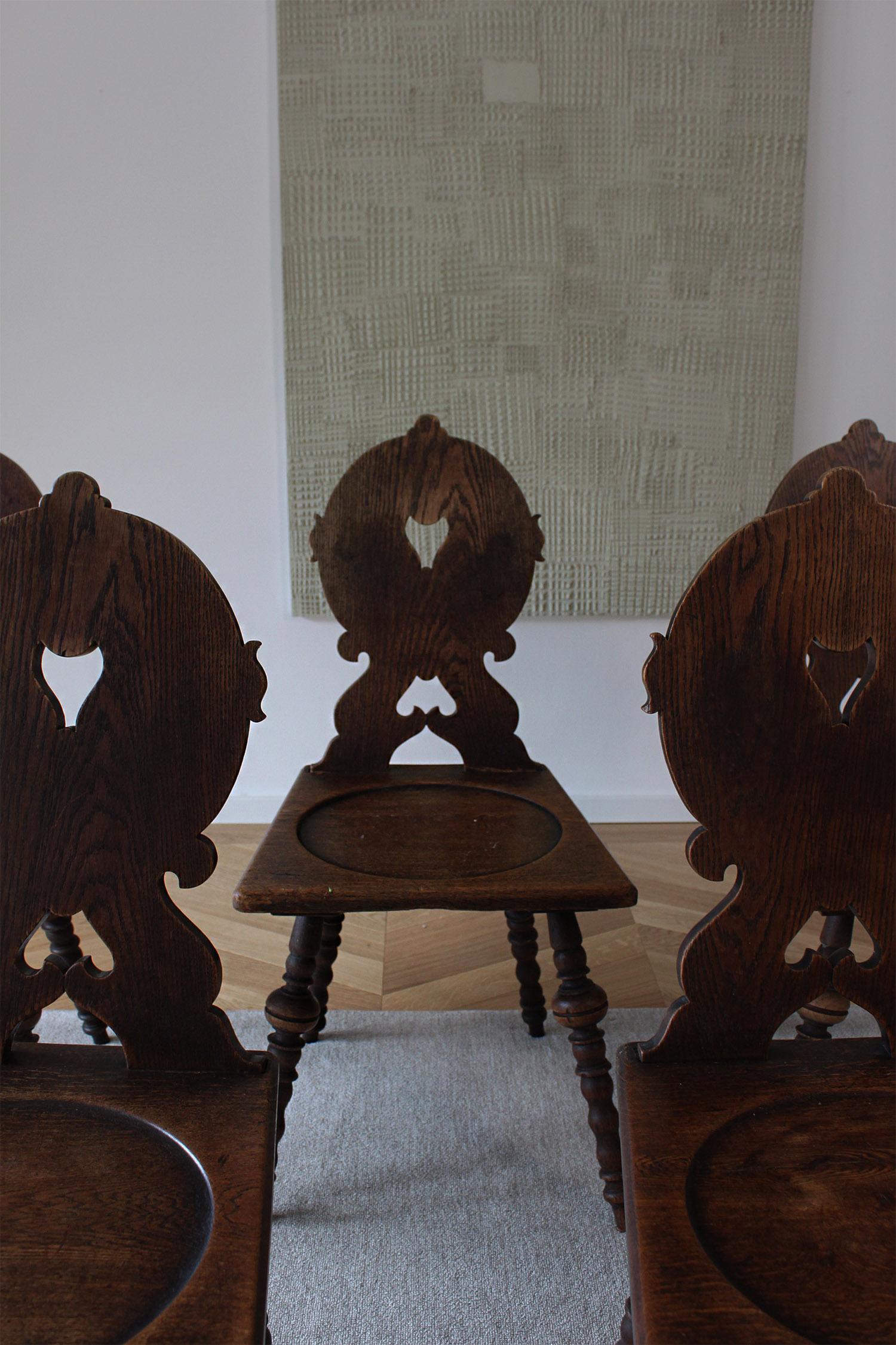 5 chaises de fermes primitives allemandes anciennes en bois Stabelle sculptée avec dossier et pieds en vente 1