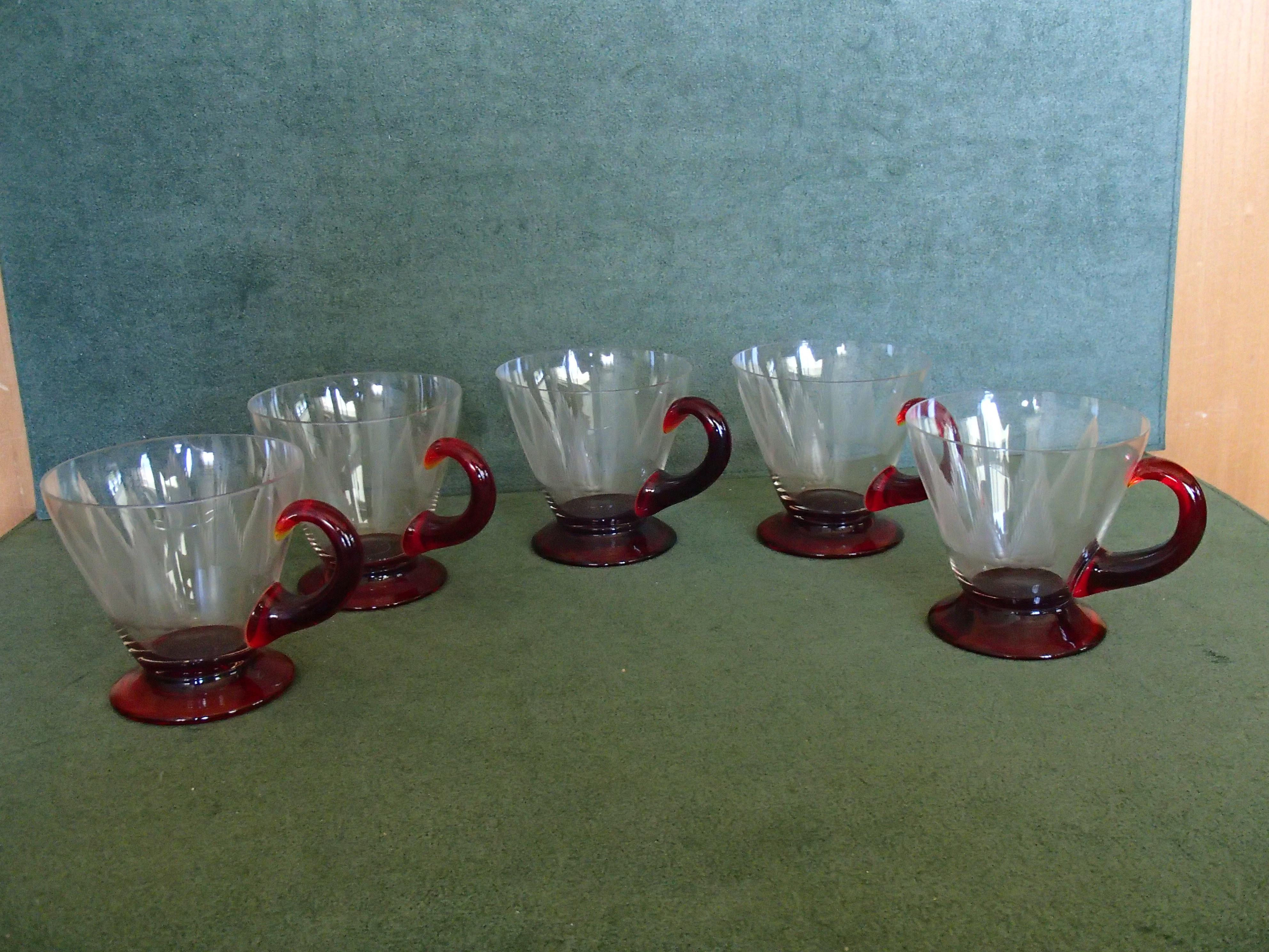 5 verres à thé Art Nouveau avec base rouge et support gravé.