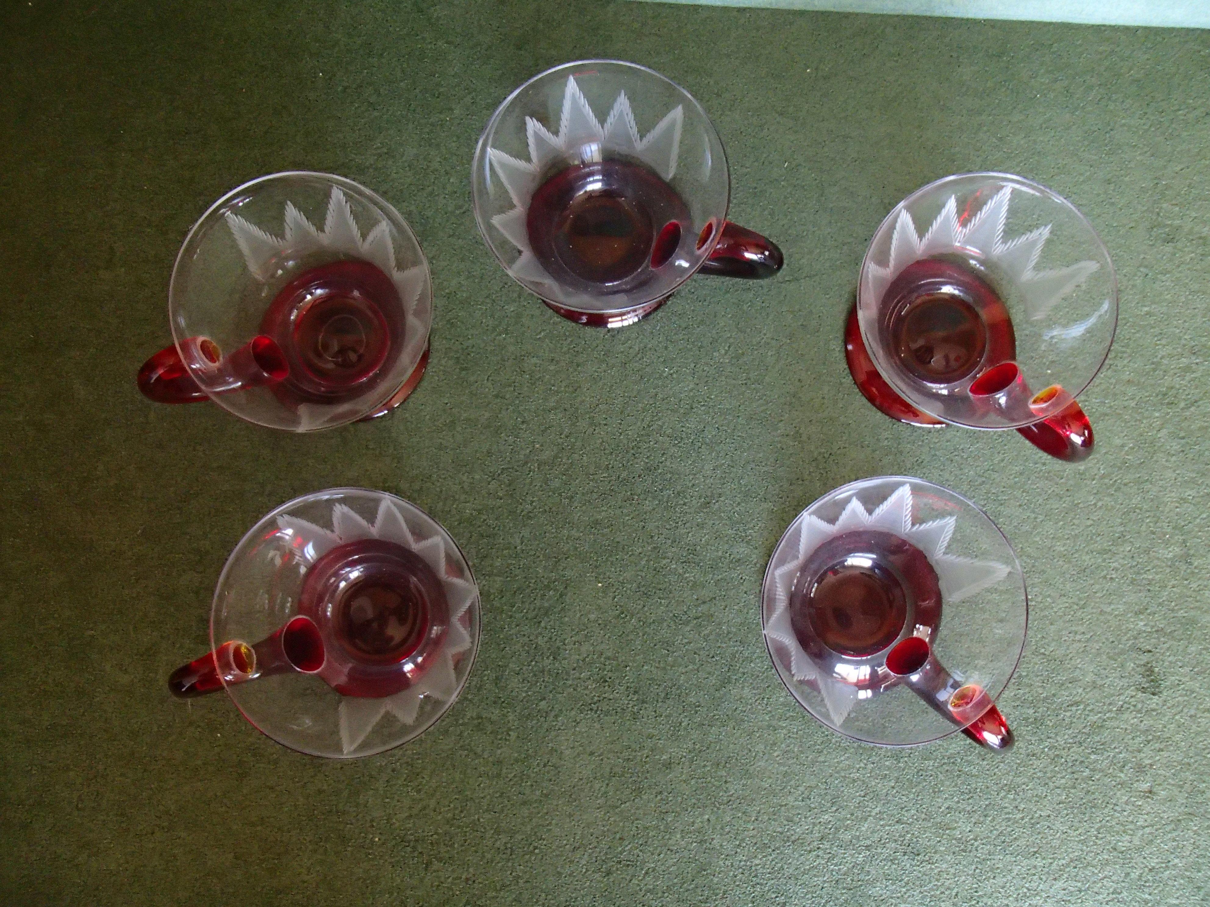 Art nouveau 5 verres à thé Art Nouveau avec base rouge et porte-bouteille gravés en vente