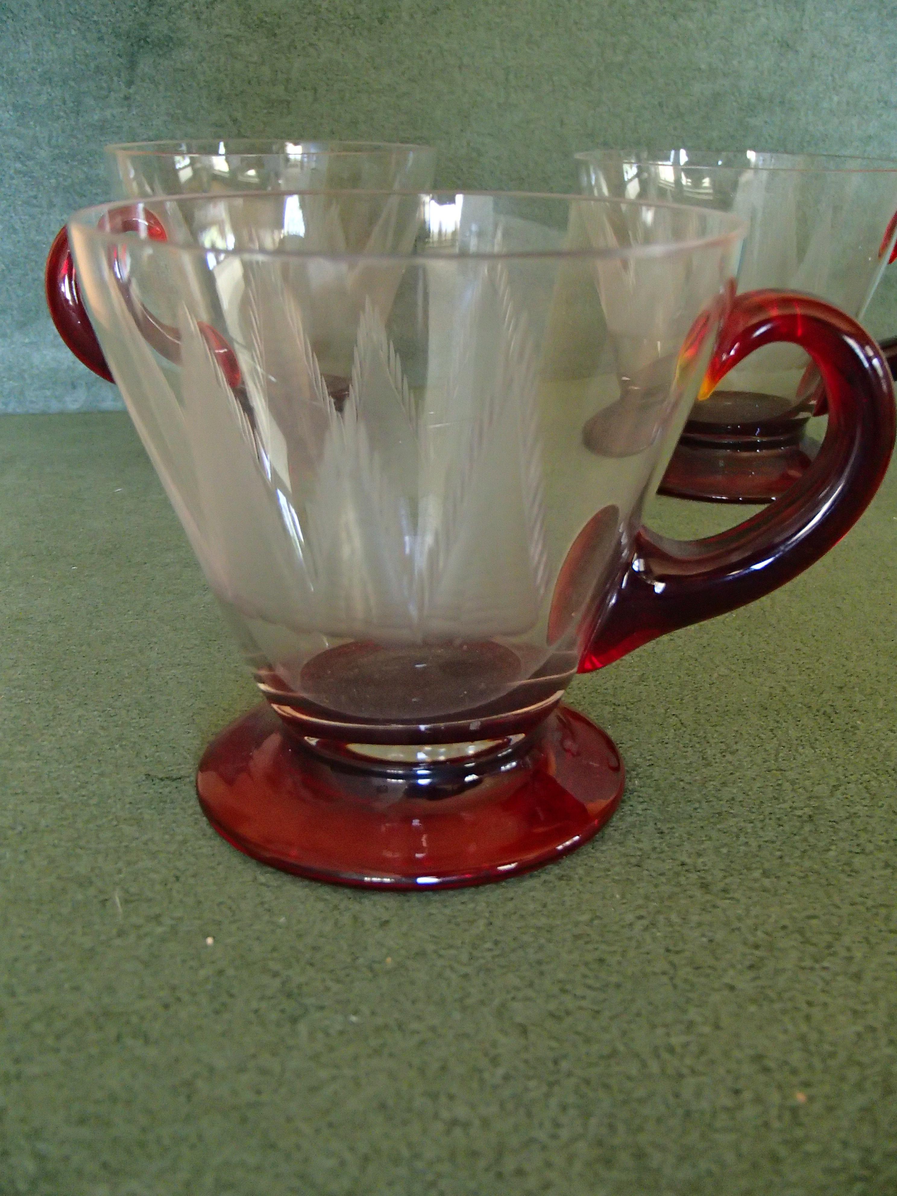 5 verres à thé Art Nouveau avec base rouge et support gravé Bon état - En vente à Schöfflisdorf, CH
