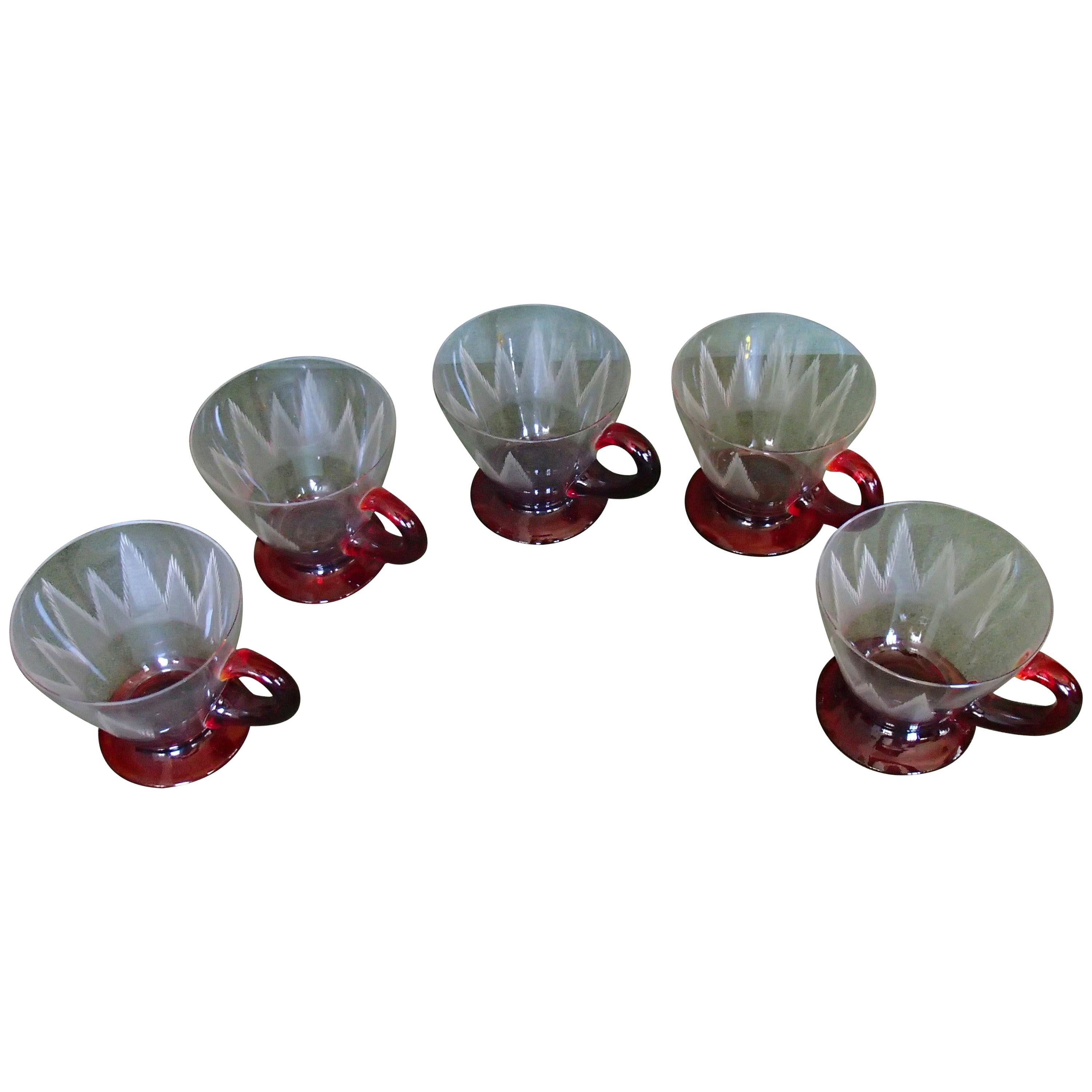 5 verres à thé Art Nouveau avec base rouge et porte-bouteille gravés en vente