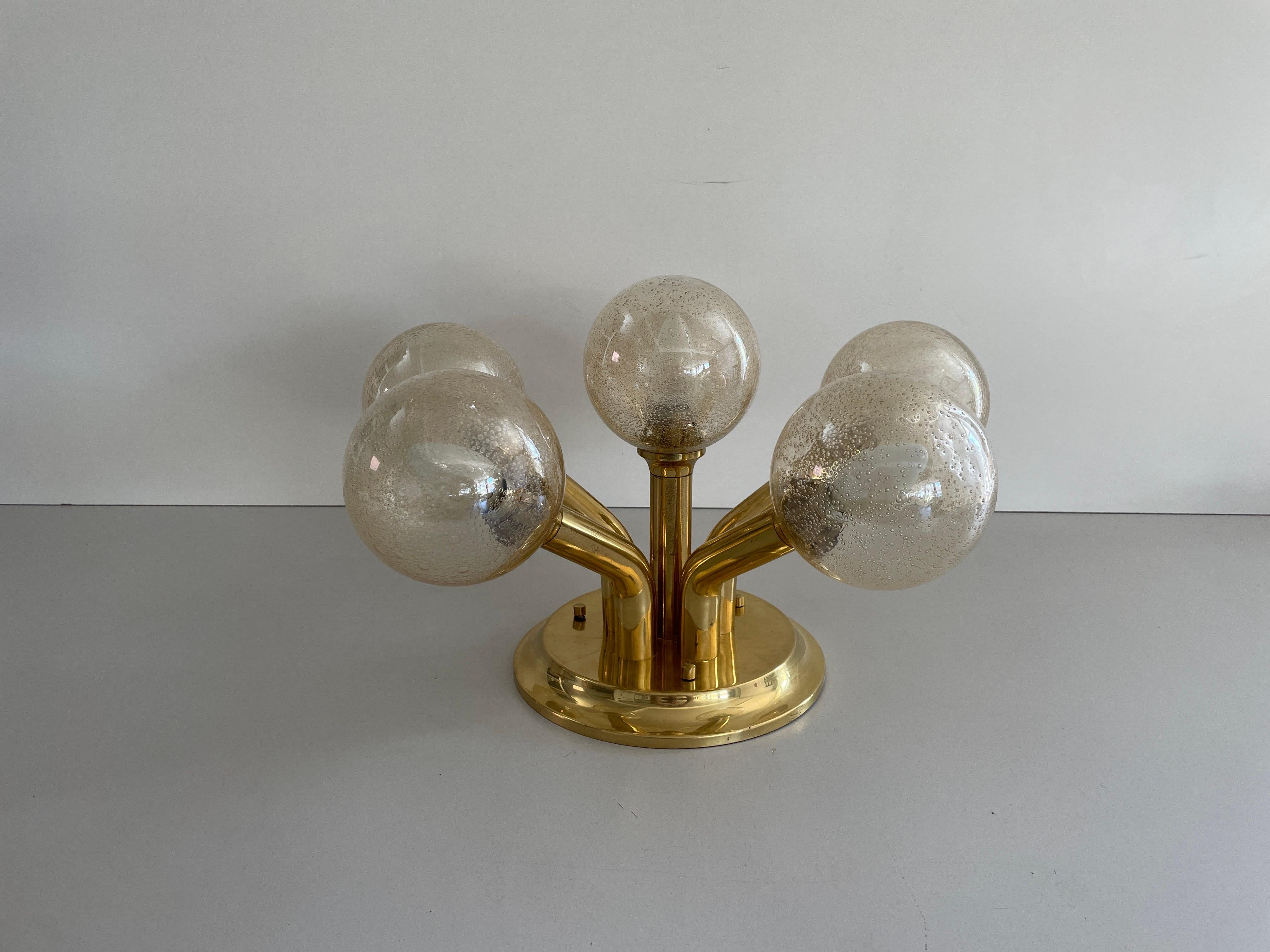 Mid-Century moderno Lampada Atomic Flush Mount a 5 sfere con corpo in vetro e ottone, anni '60, Germania in vendita