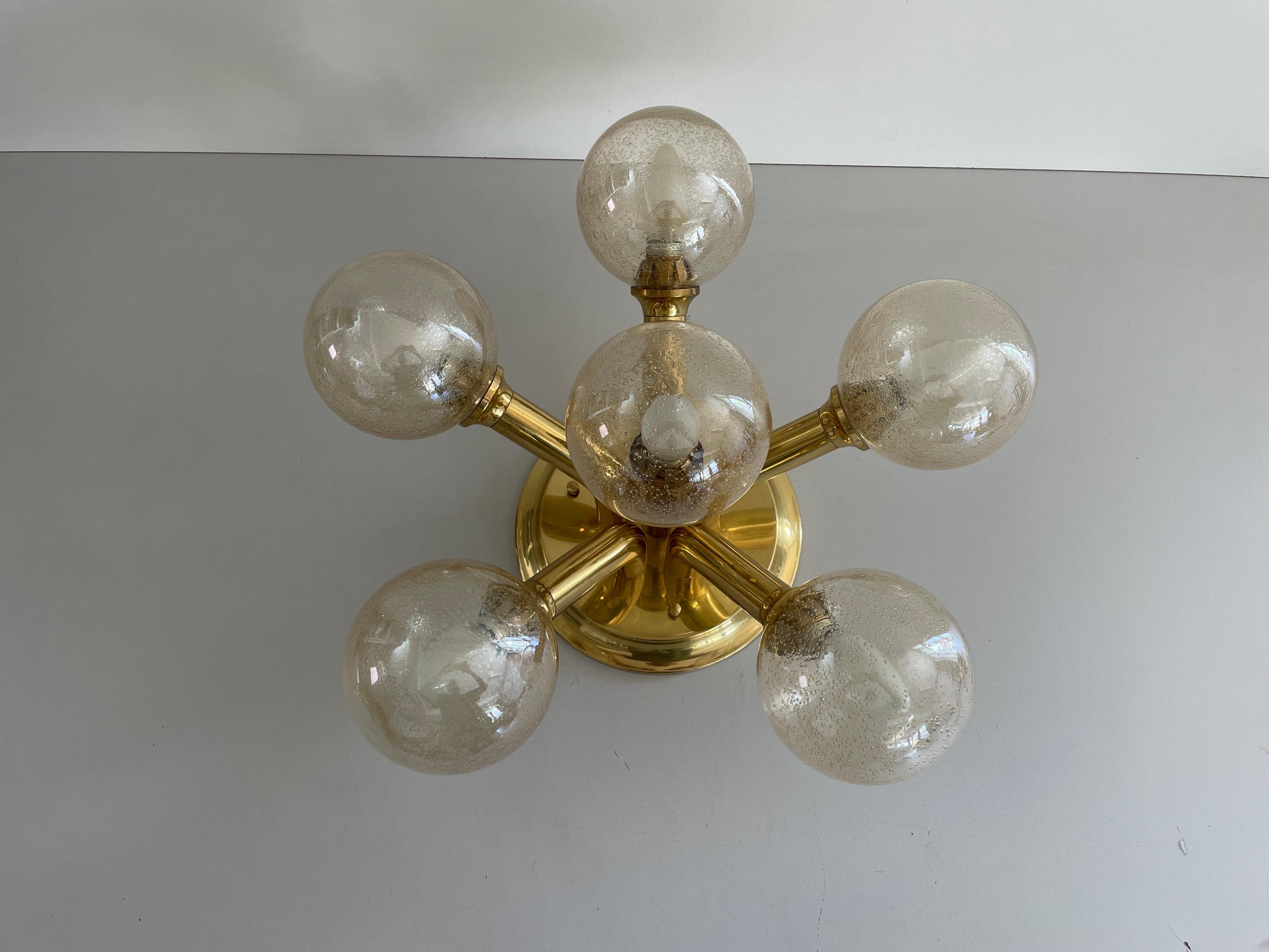 Tedesco Lampada Atomic Flush Mount a 5 sfere con corpo in vetro e ottone, anni '60, Germania in vendita