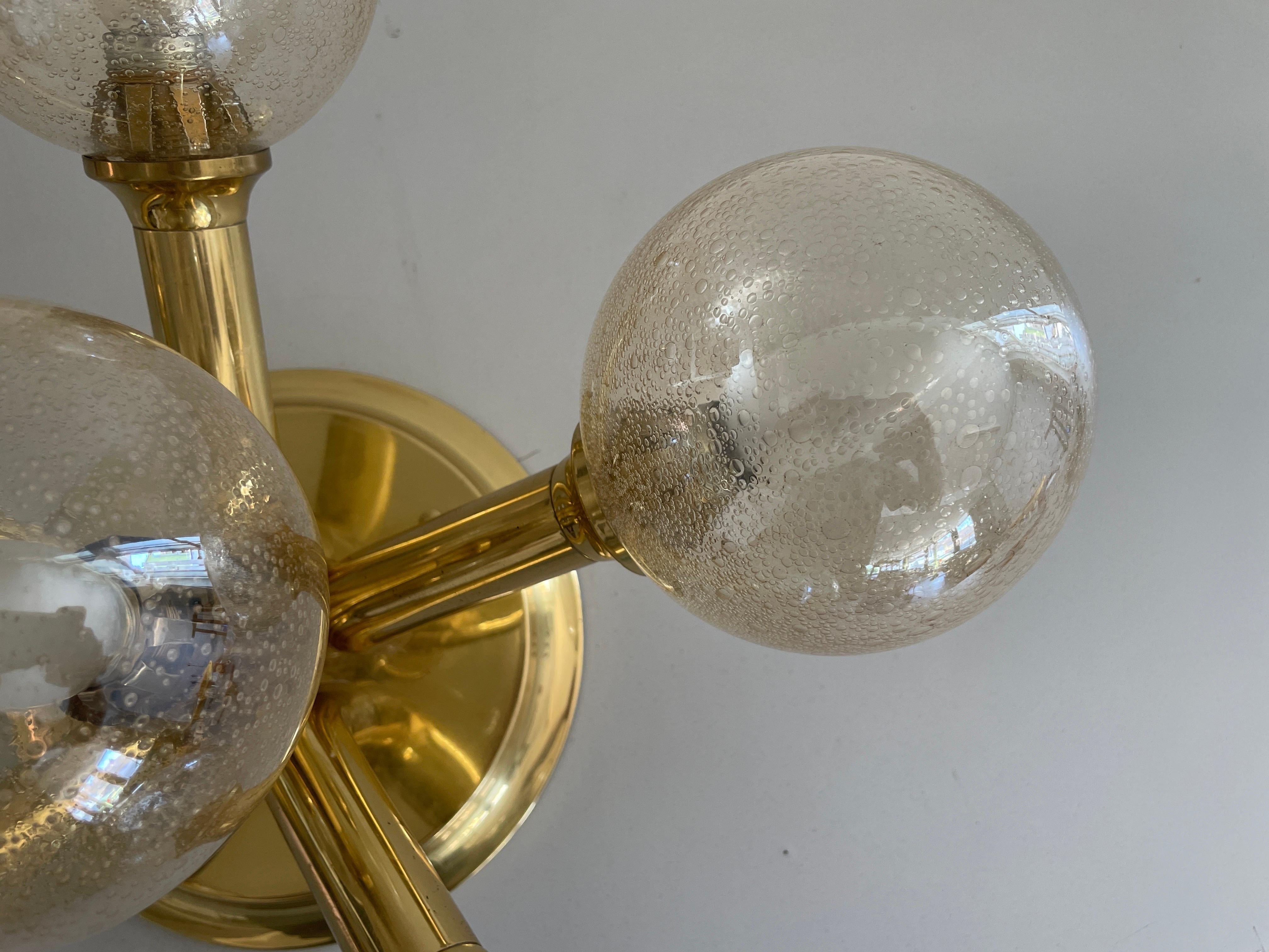 Metà XX secolo Lampada Atomic Flush Mount a 5 sfere con corpo in vetro e ottone, anni '60, Germania in vendita