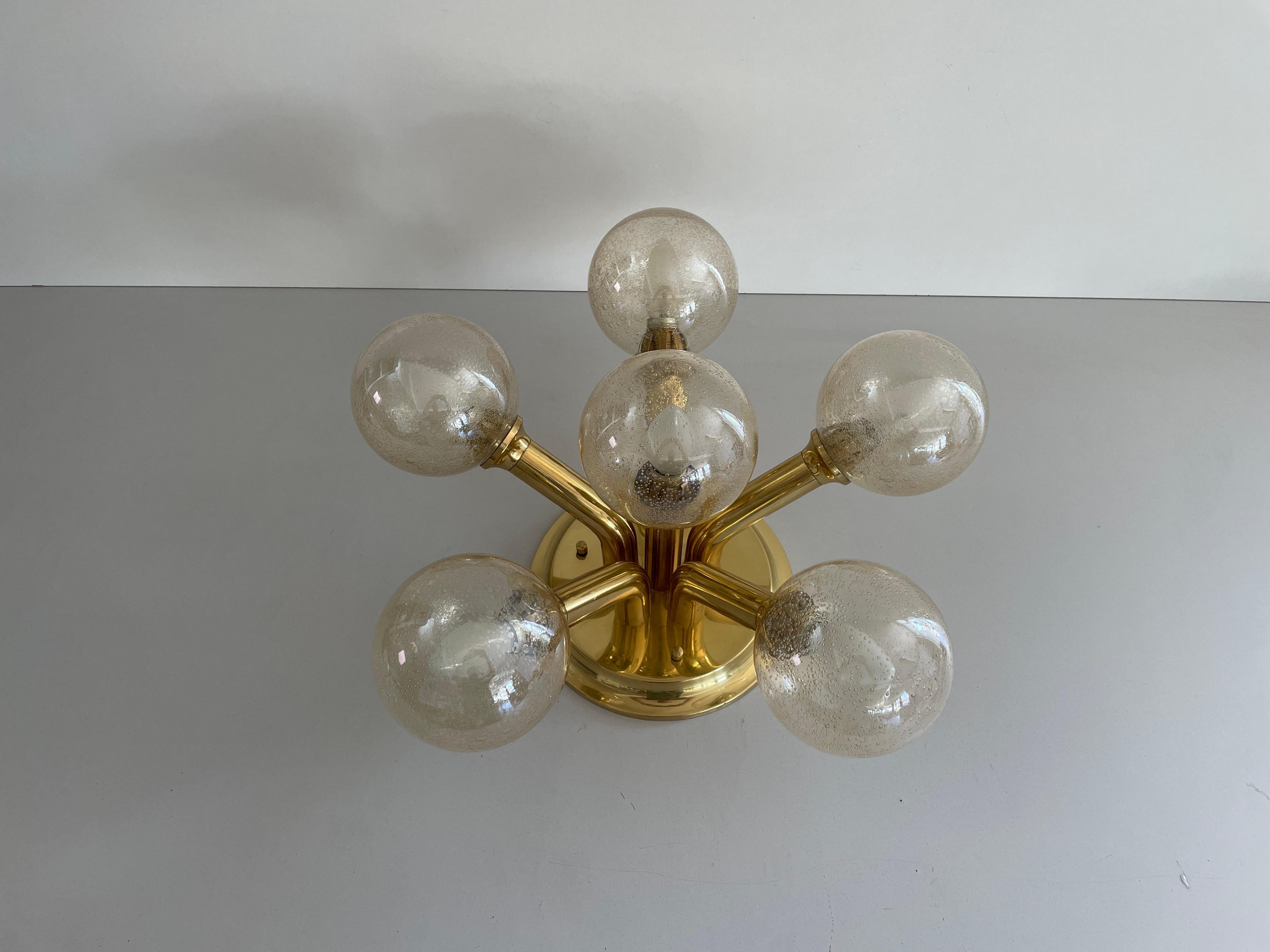 Lampada Atomic Flush Mount a 5 sfere con corpo in vetro e ottone, anni '60, Germania in vendita 2