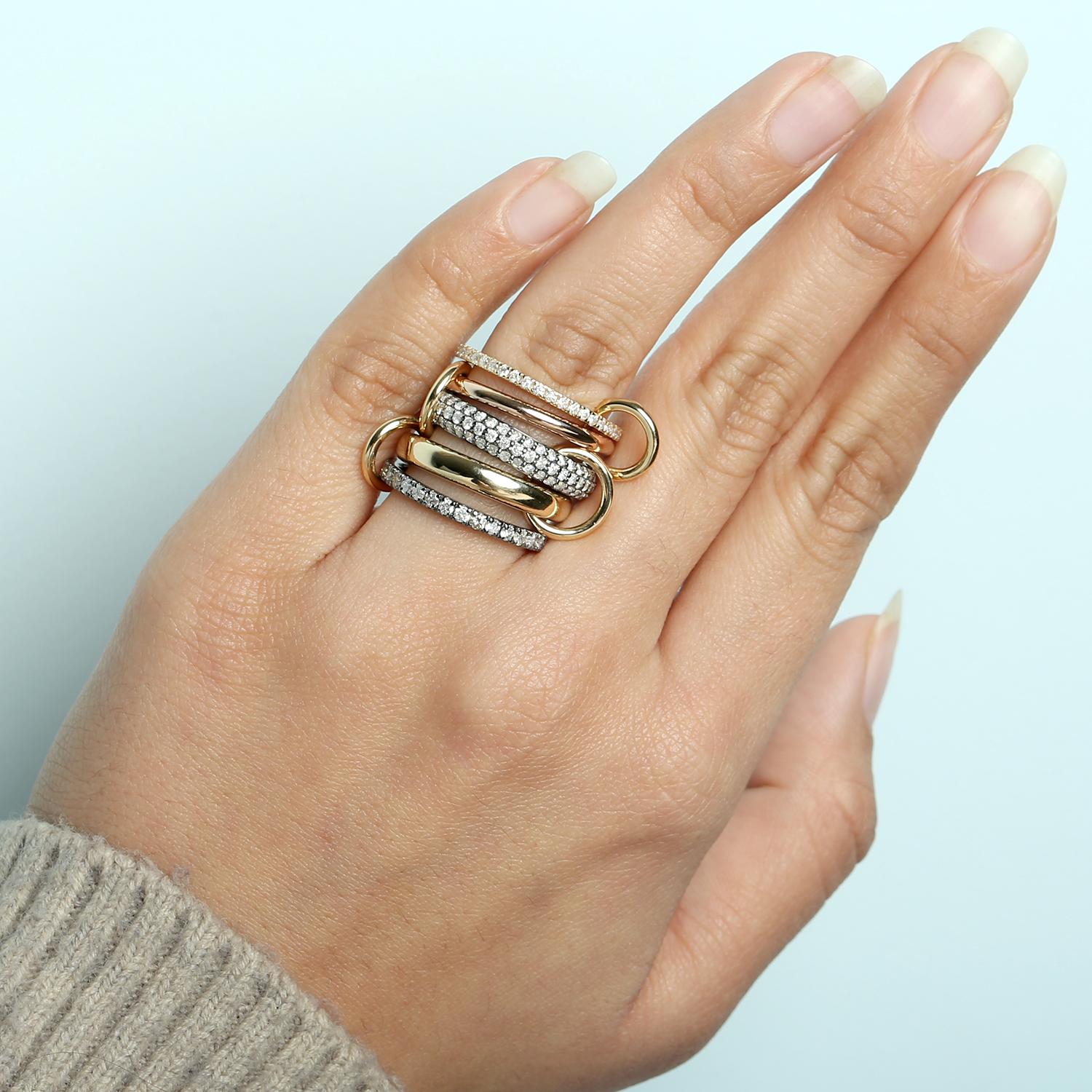 Dieses atemberaubende Set besteht aus fünf stapelbaren Ewigkeitsarmbändern aus 18-karätigem Weiß-, Gelb- und Roségold, die jeweils mit funkelnden Diamanten in Pavé-Fassung besetzt sind und ein Gesamtkaratgewicht von 3,67 Karat aufweisen. Diese