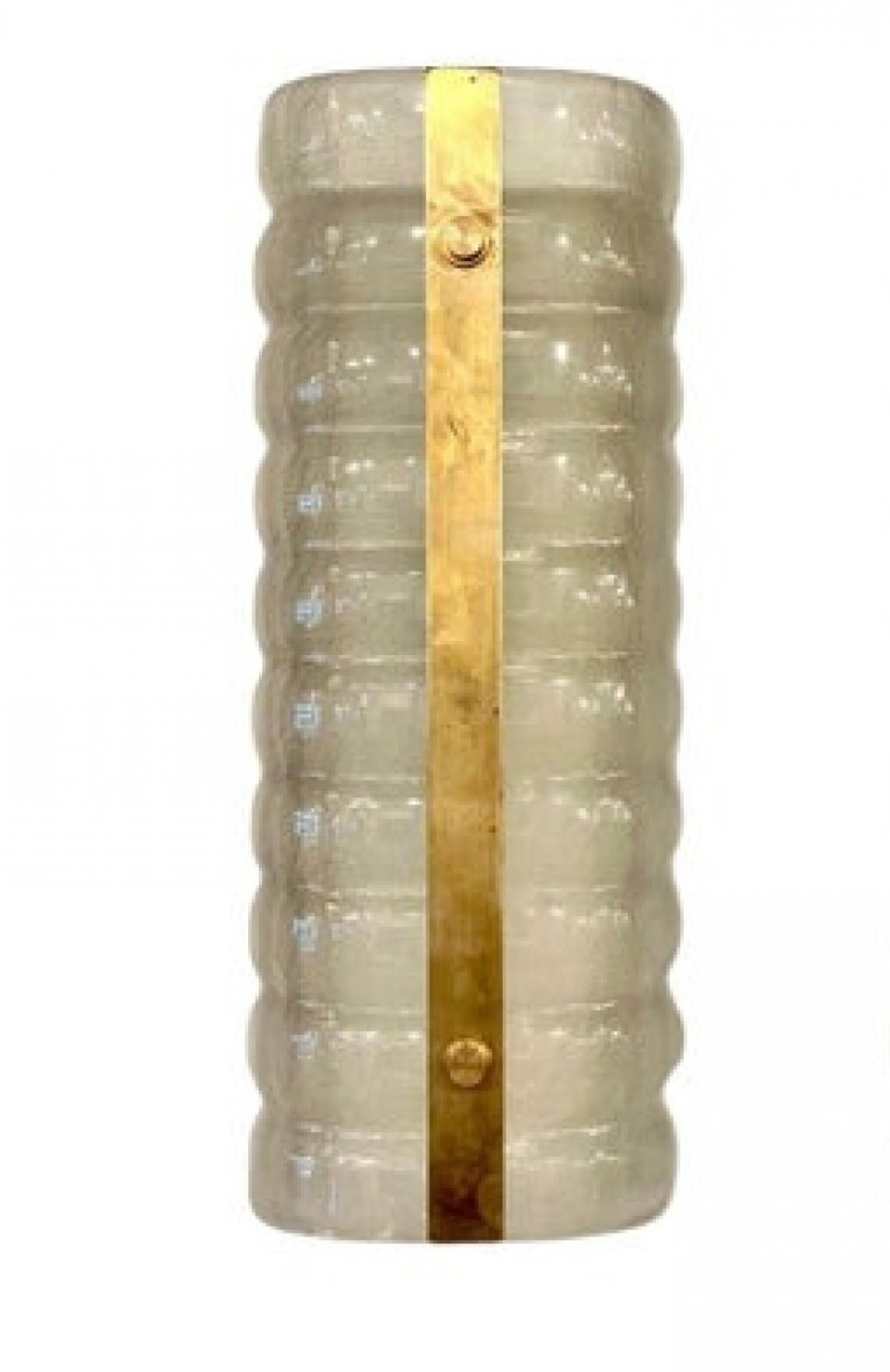 5 Apliques italianos de mediados de siglo Barovier & Toso con forma cilíndrica de cristal ahumado texturizado, diseño estriado y tira de latón en la parte frontal (PRECIO CADA UNO)