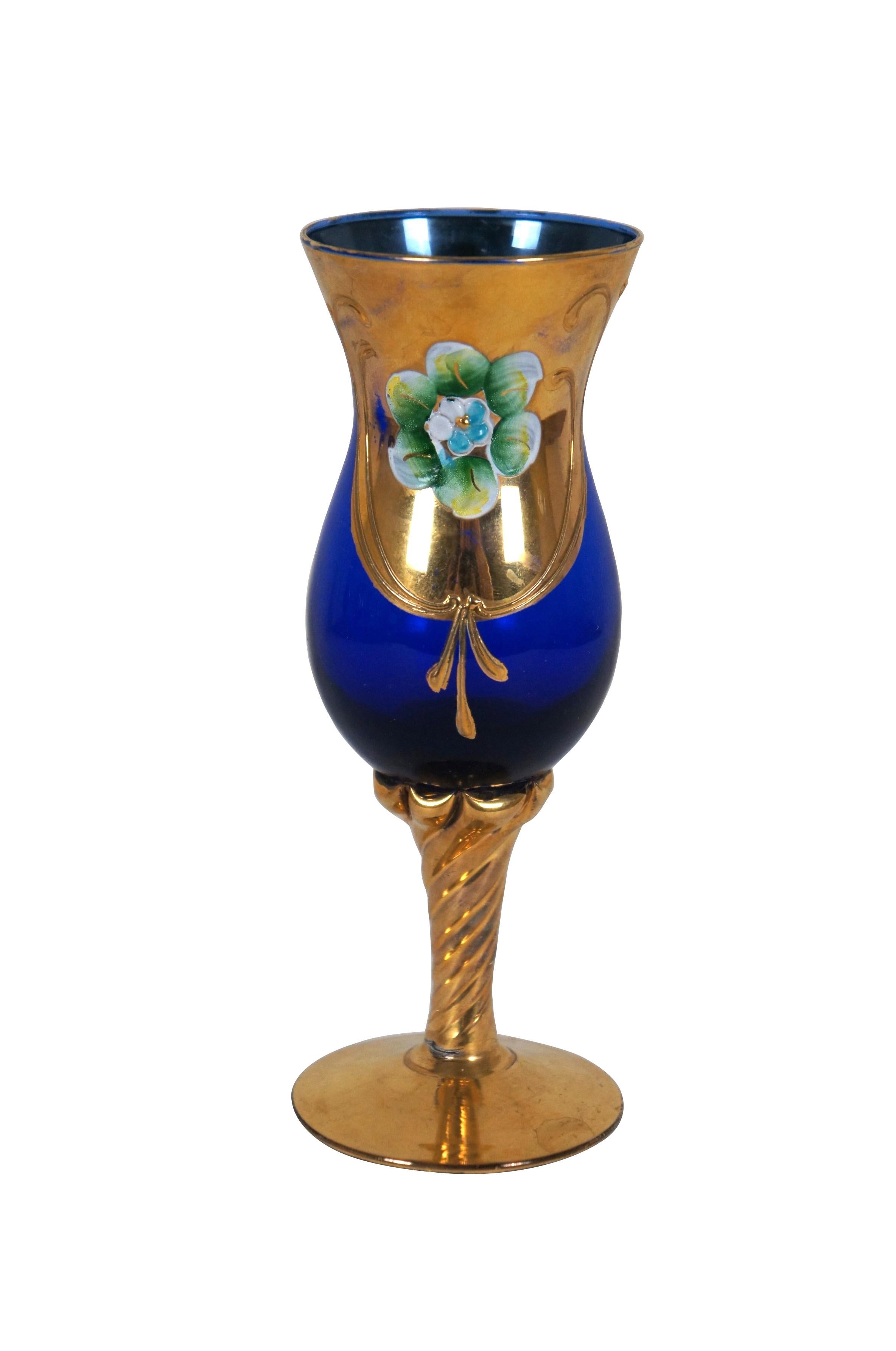 Bicchieri da cordiale Moser della metà o della fine del XX secolo, di origine boema/ceca. Vaso a forma di vetro blu cobalto con steli attorcigliati, impreziosito da una brillante doratura in oro 24kt e fiori smaltati.

Dimensioni:
2,25