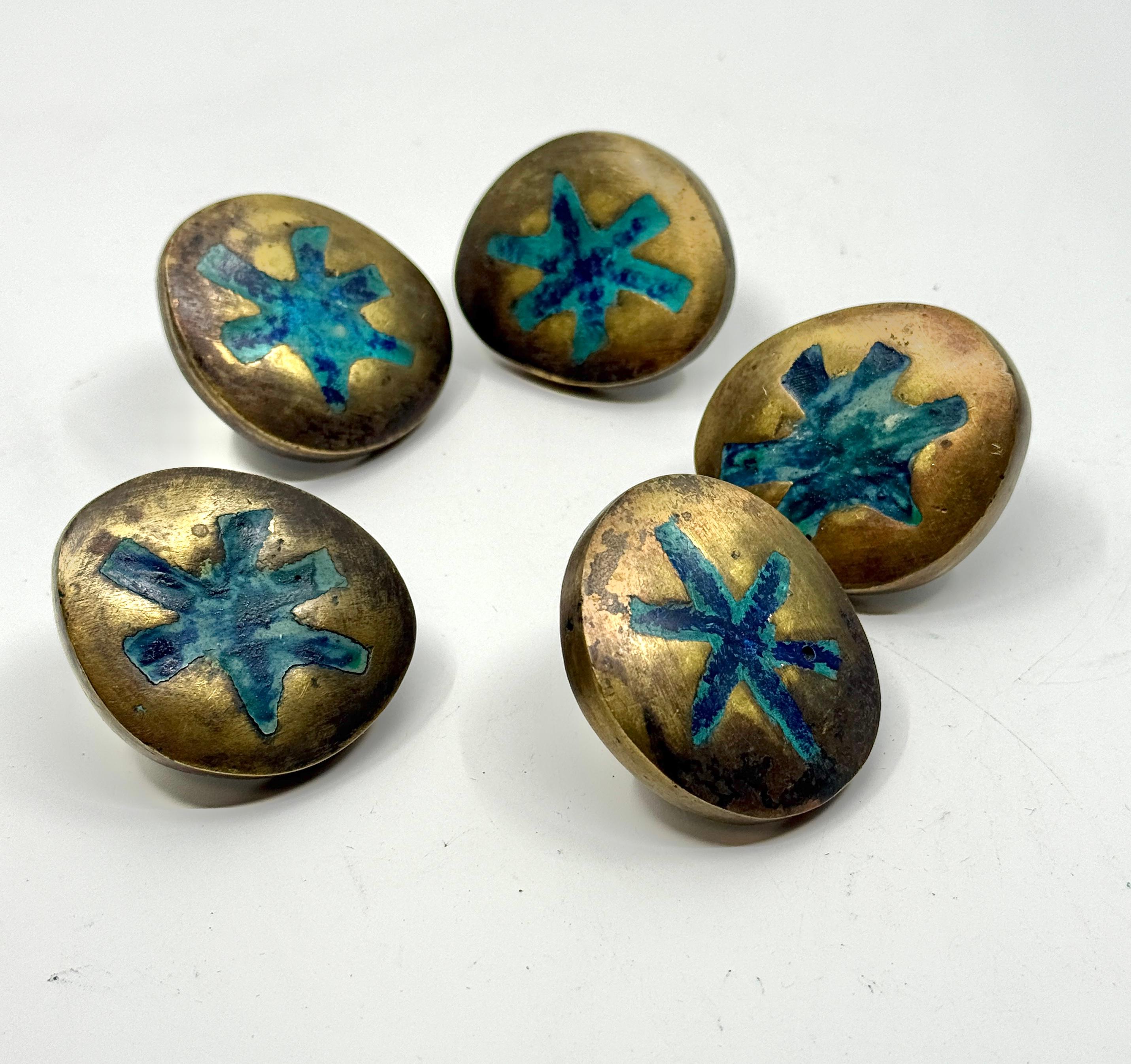 Un bellissimo set di 5 pezzi in ottone e malachite intarsiata di Pepe Mendoza, in Messico. Hanno un diametro di circa 2,5 pollici e un'altezza di circa 1,5 pollici. Ognuno di essi è timbrato e datato 1958. 
Sono in buone condizioni, con alcune