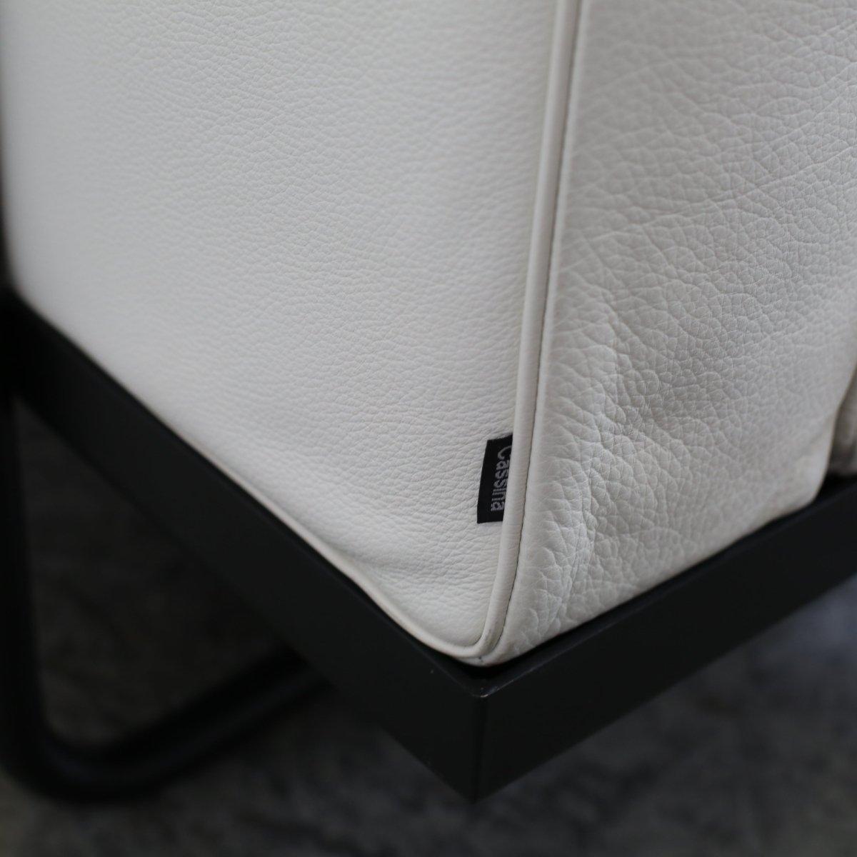 Modern 5 Canapé, Appartement Le Corbusier Three Seater in White Leather with Black Fram For Sale