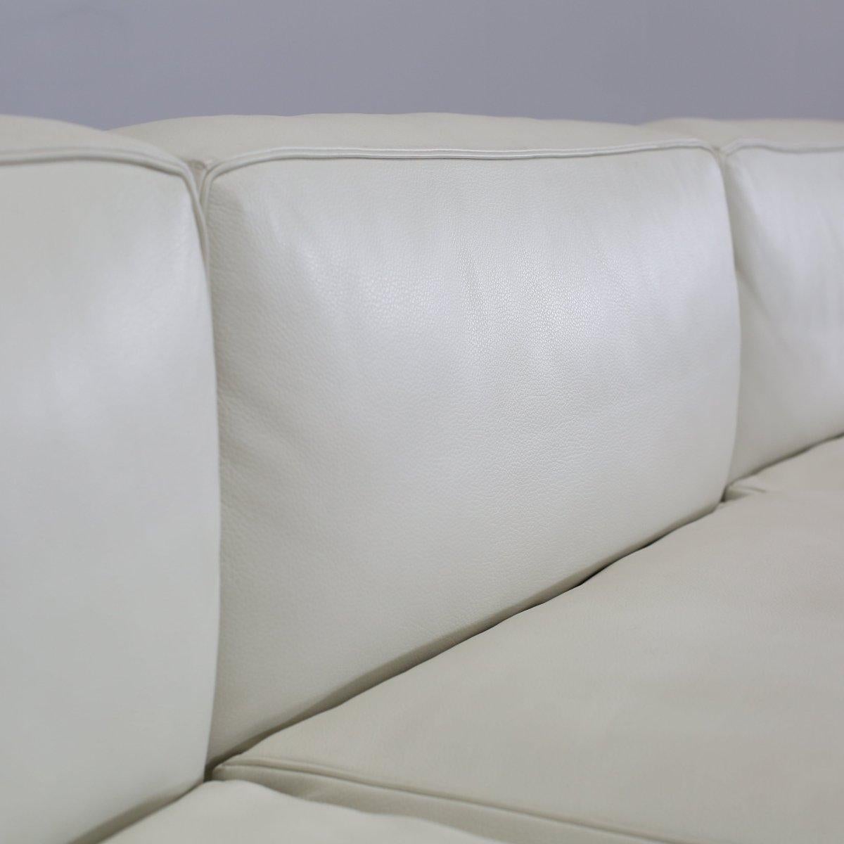 French 5 Canapé, Appartement Le Corbusier Three Seater in White Leather with Black Fram For Sale