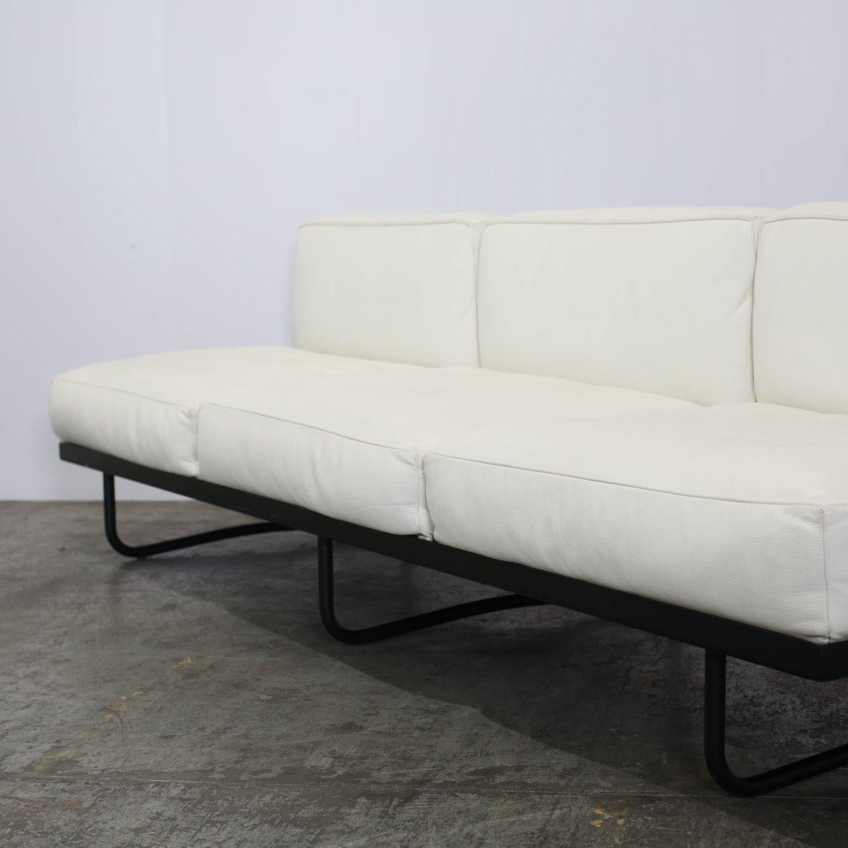 5 Canapé, Appartement Le Corbusier Three Seater in White Leather with Black Fram In Good Condition For Sale In Basildon, London