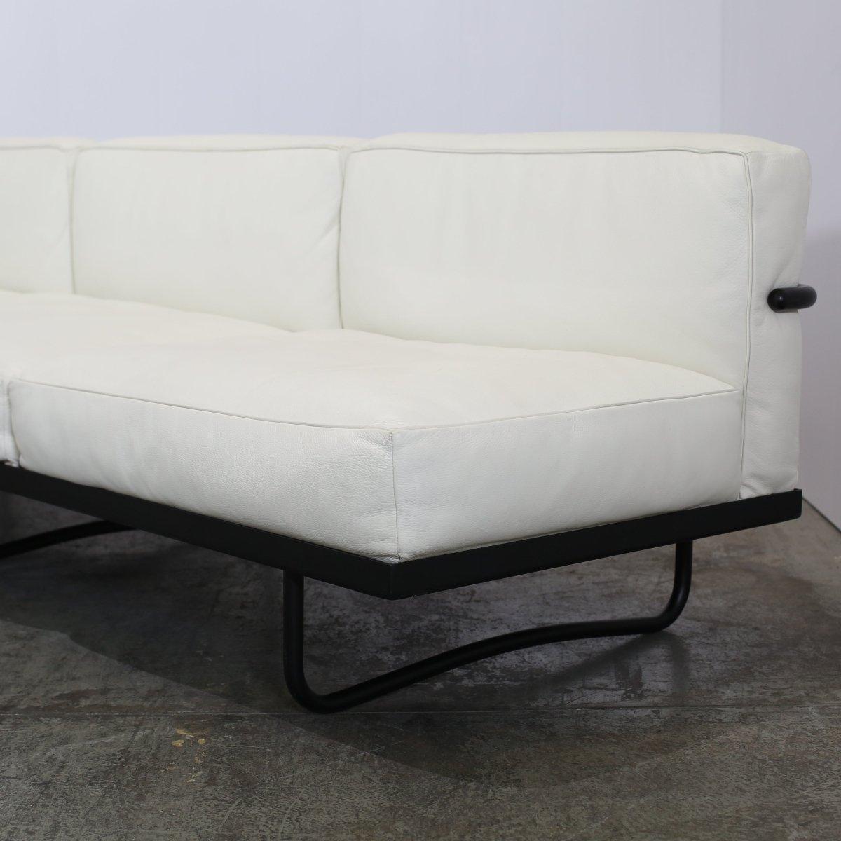 20th Century 5 Canapé, Appartement Le Corbusier Three Seater in White Leather with Black Fram For Sale