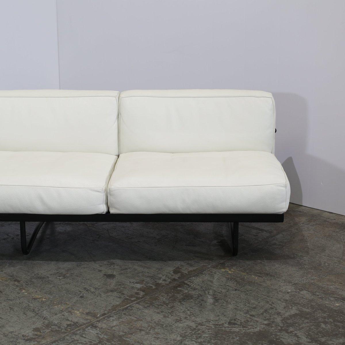 Metal 5 Canapé, Appartement Le Corbusier Three Seater in White Leather with Black Fram For Sale